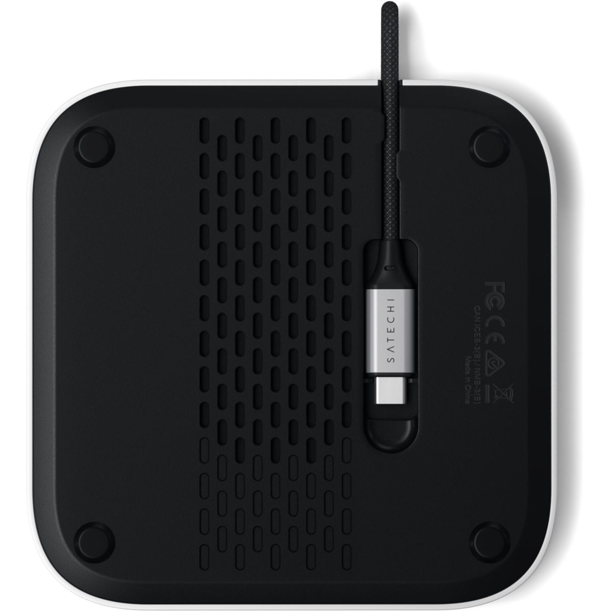 Rückseite eines weiß-schwarzen Satechi USB-C Hubs mit geflochtenem Kabel.