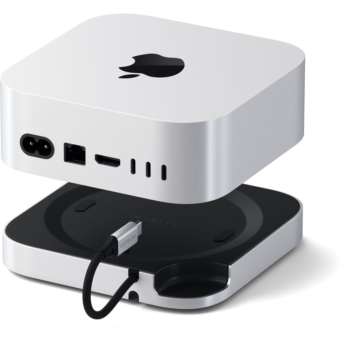 Silberner Apple Mac Mini auf schwarzem Satechi-Ständer mit USB-C-Kabel.