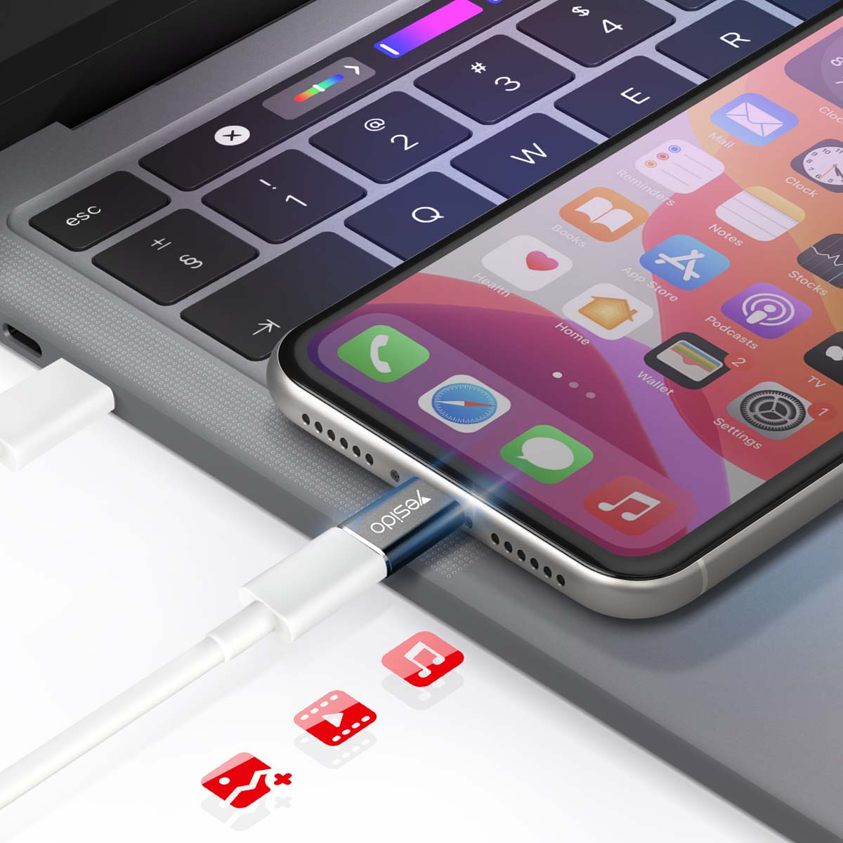 Un cavo di ricarica bianco collega un telefono con icone di app colorate a una tastiera di laptop.