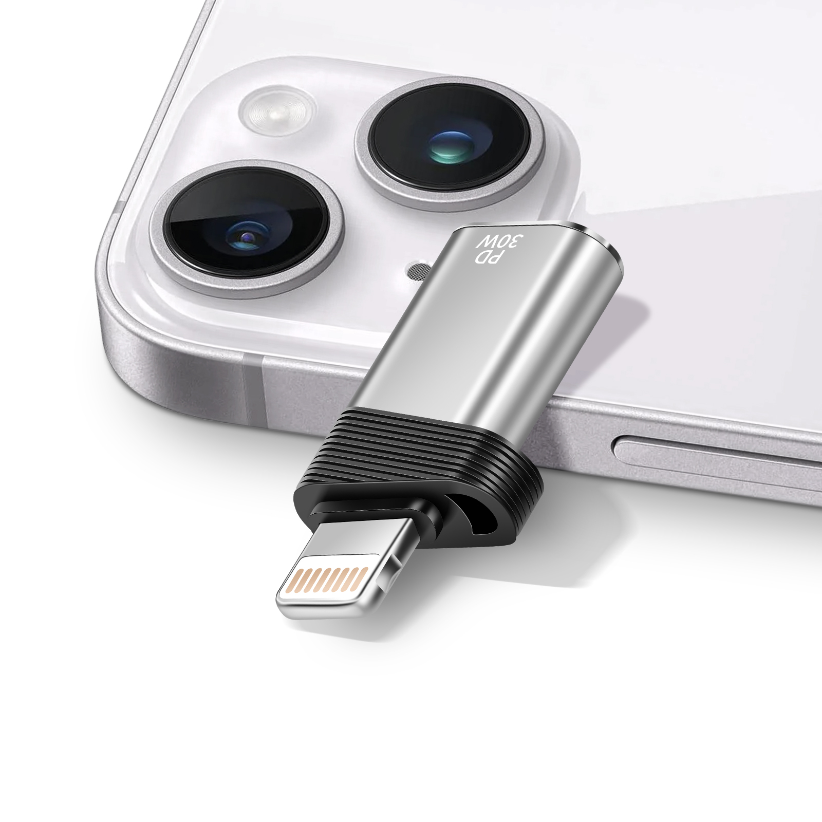 Adattatore USB-C argento con connettore Lightning su un iPhone bianco.