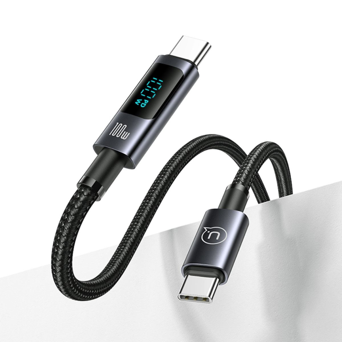 Un câble USB-C noir avec écran numérique affichant 100W PD. Il a une texture tressée.