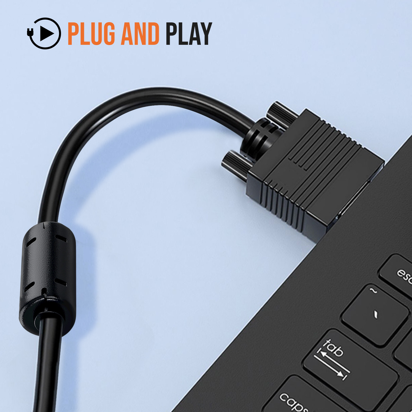 Ein schwarzes VGA-Kabel wird an einen Laptop angeschlossen. Text-Overlay: 'PLUG AND PLAY'.