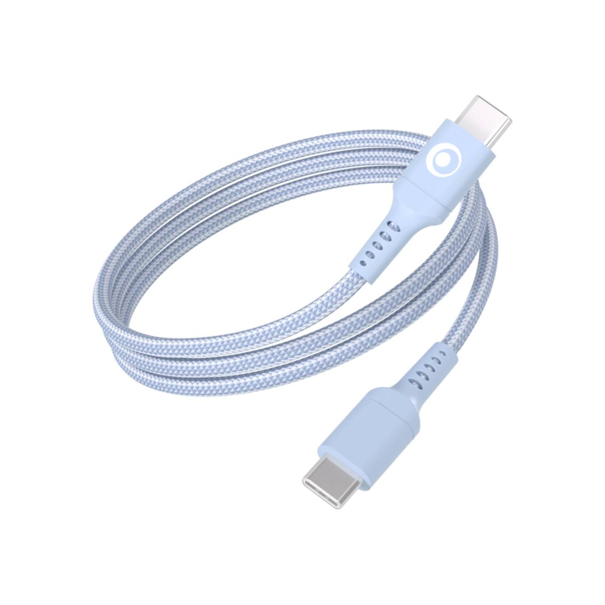 Un cavo USB-C intrecciato blu chiaro arrotolato su sfondo bianco.
