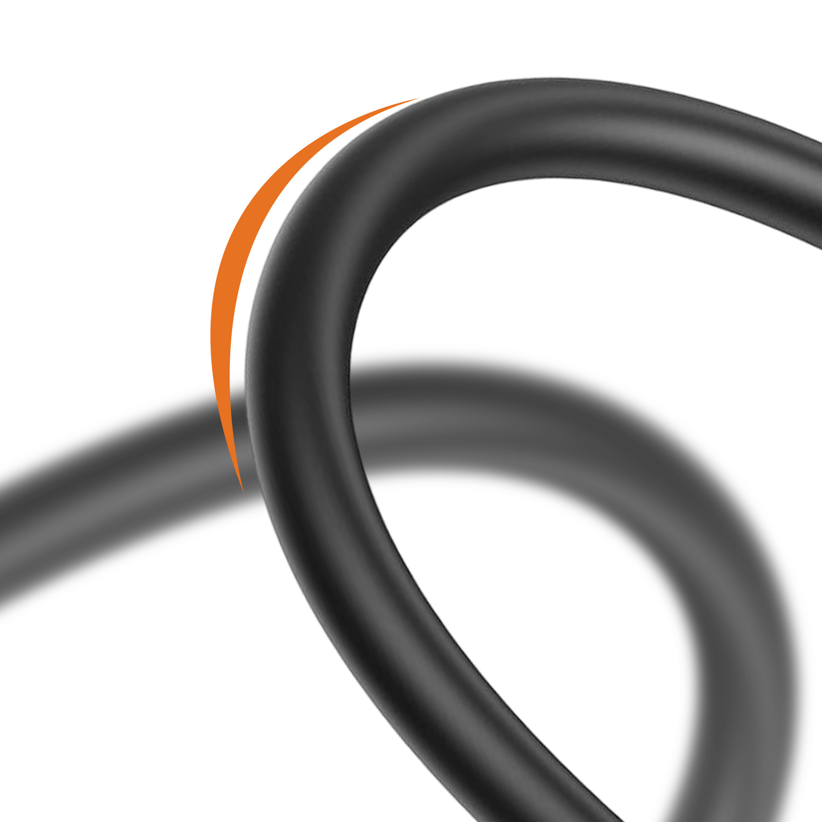 Un cavo nero si piega con un accento arancione su sfondo bianco.