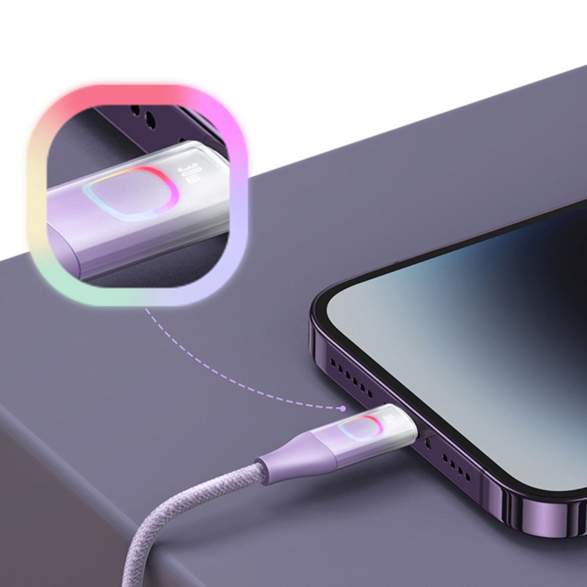 Un téléphone violet se charge avec un câble tressé. Un gros plan montre un indicateur de charge.