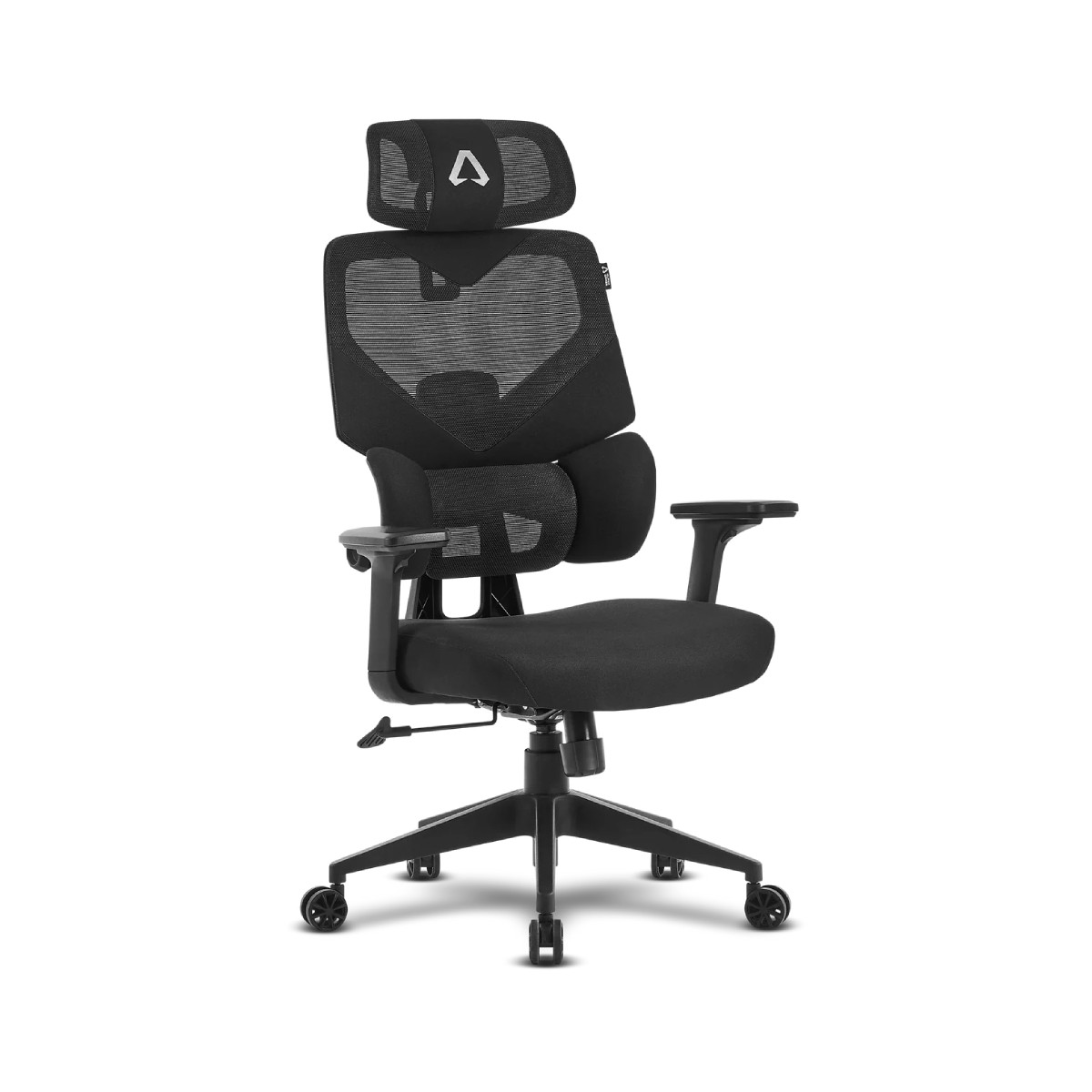 Una sedia da ufficio ergonomica nera con schienale in rete e braccioli.