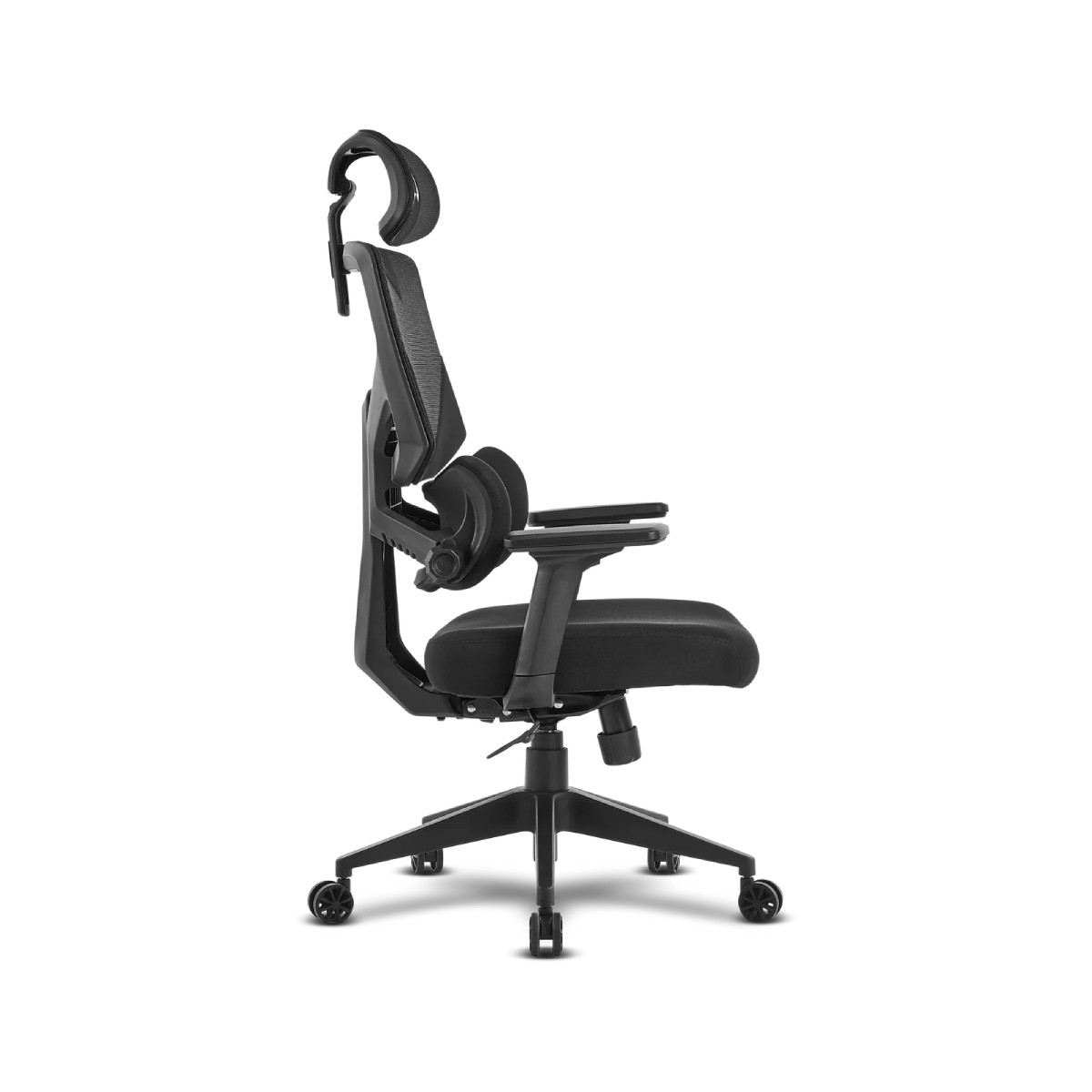 Una sedia da ufficio ergonomica nera con poggiatesta e braccioli regolabili vista di lato.