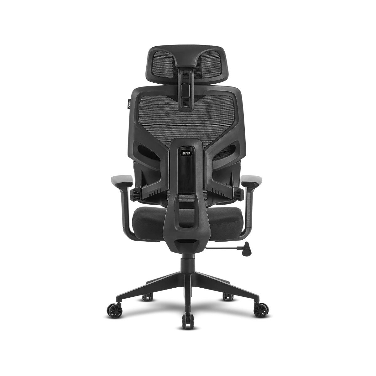 Vista posteriore di una sedia da ufficio ergonomica nera con schienale in rete e poggiatesta regolabile su sfondo bianco.