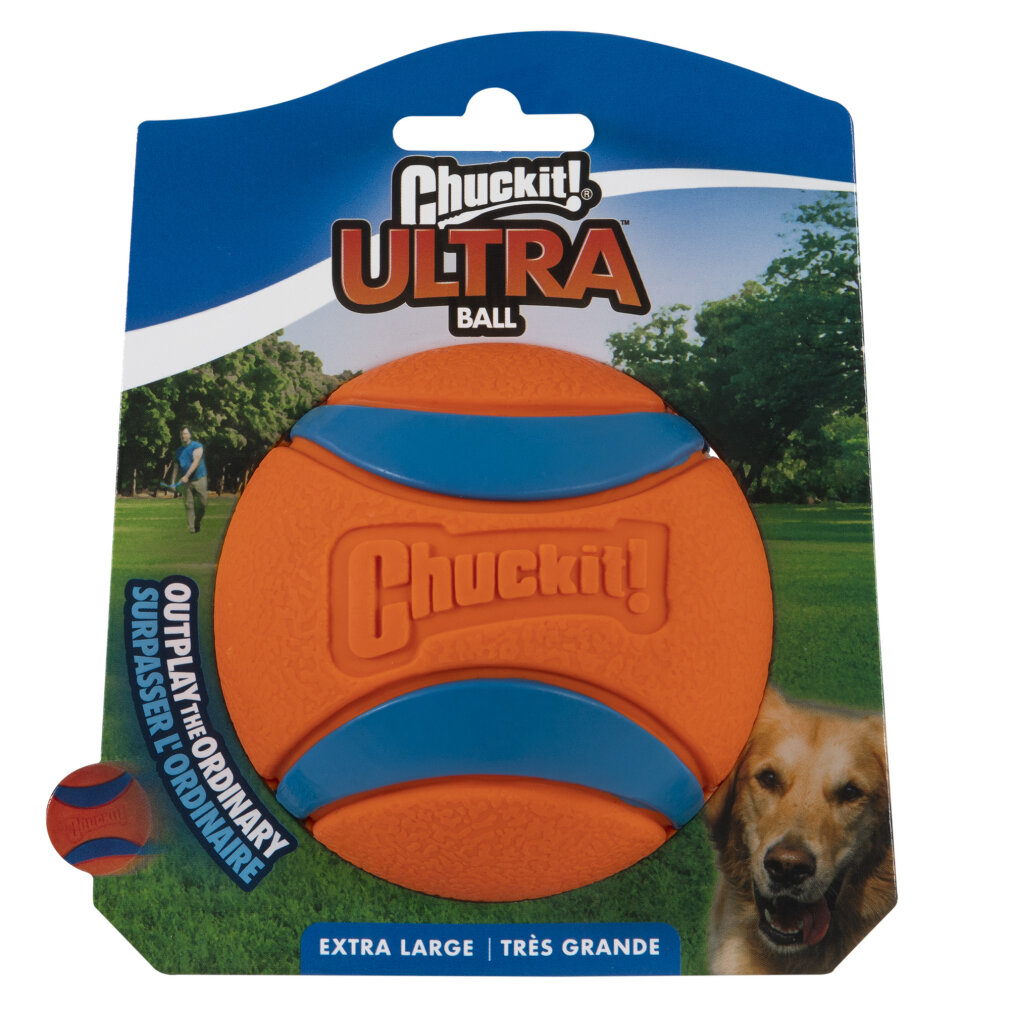 Una palla Chuckit! Ultra arancione con strisce blu, extra large, su confezione con cane.