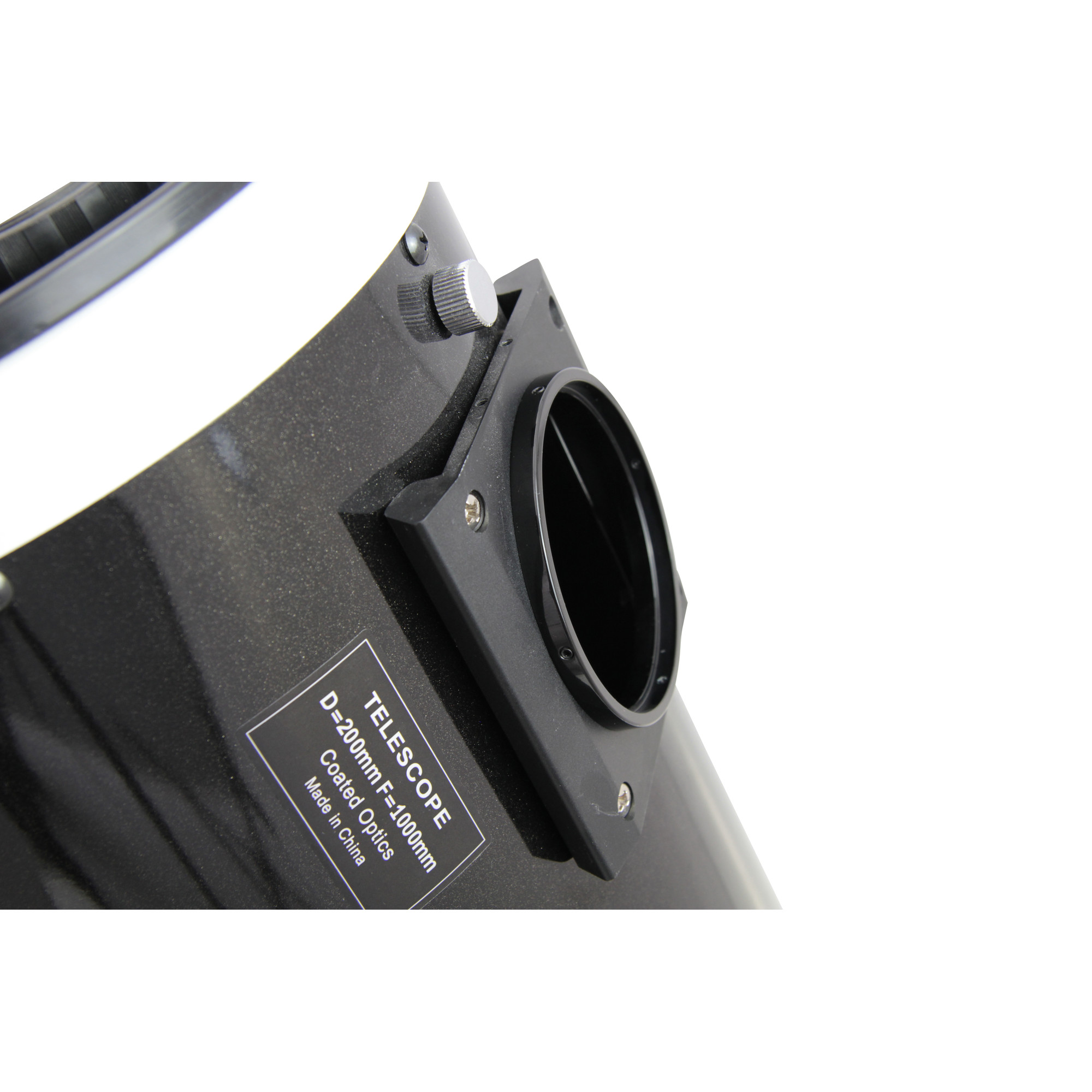 Nahaufnahme eines schwarzen Teleskoprohrs mit einem Etikett 'TELESCOPE D=200mm F=1000mm Coated Optics Made in China'.