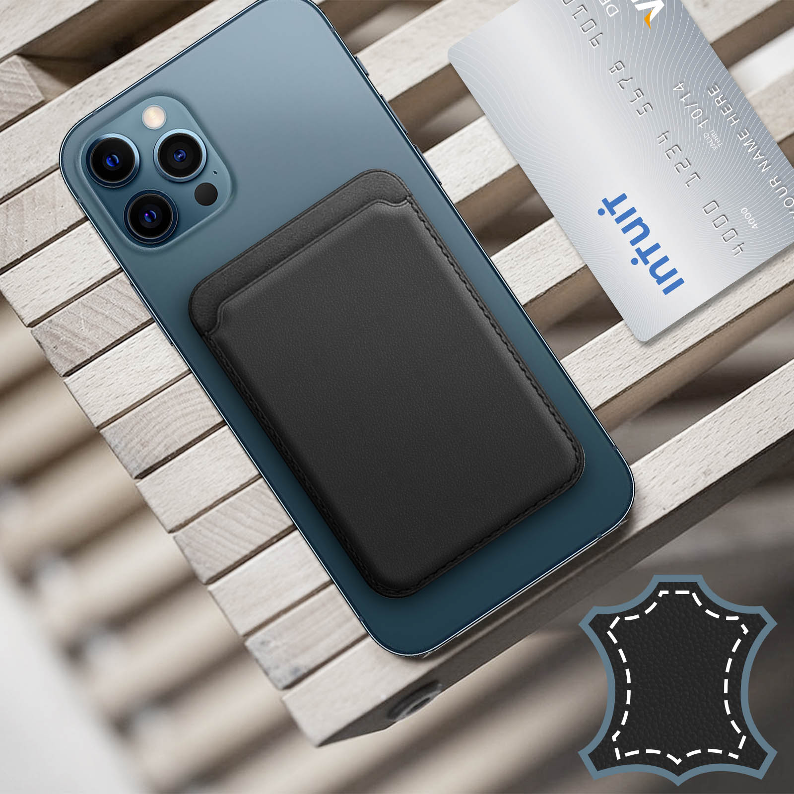 Un porta tessere nero per telefono su un telefono blu, accanto a una carta di credito.