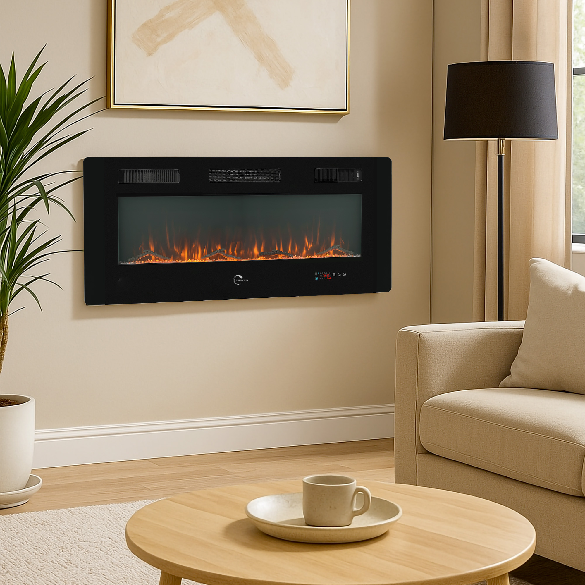 Ein modernes Wohnzimmer mit einem schwarzen Elektrokamin mit orangefarbenen Flammen.