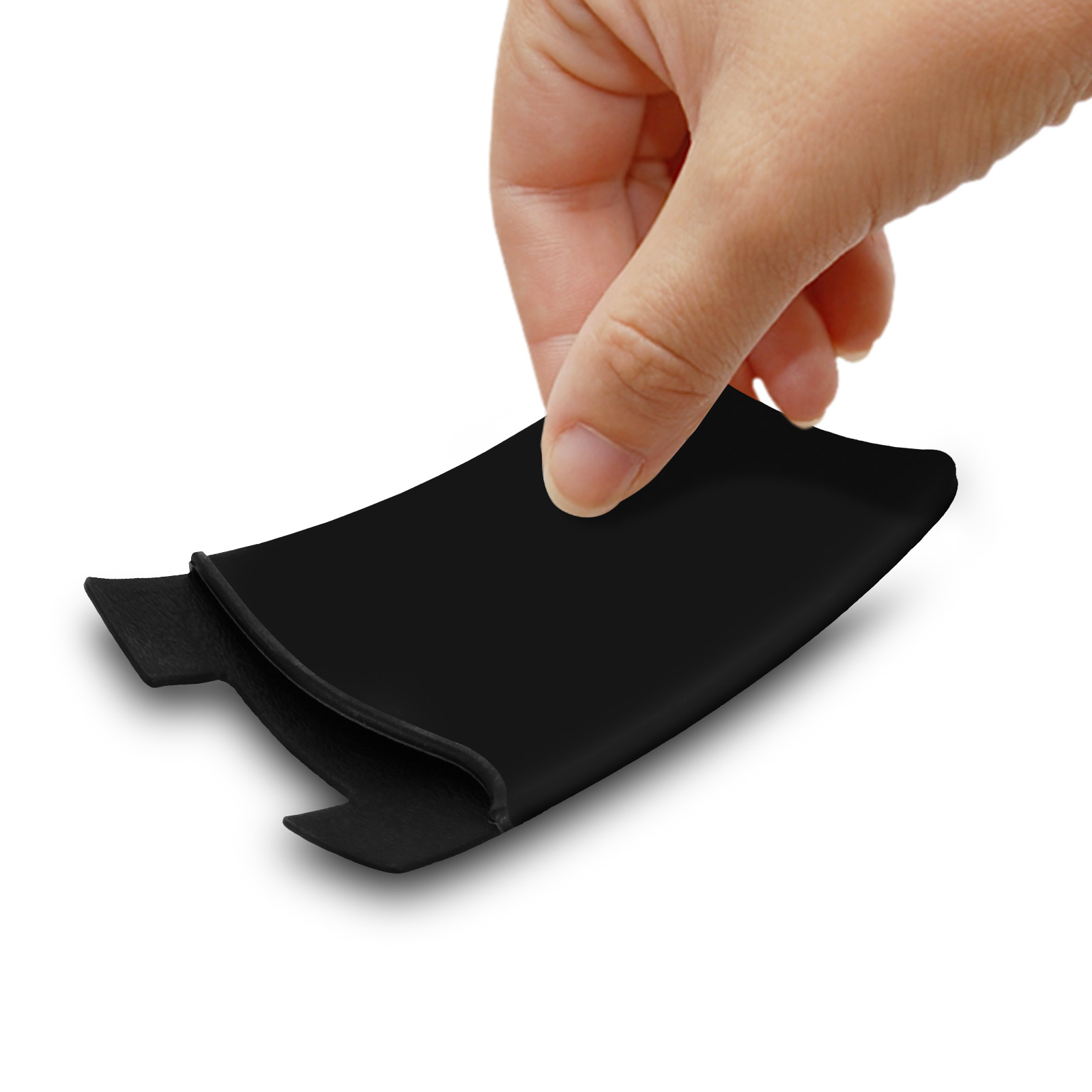 Una mano tira un oggetto nero e flessibile, forse tessuto o pelle, su sfondo bianco.