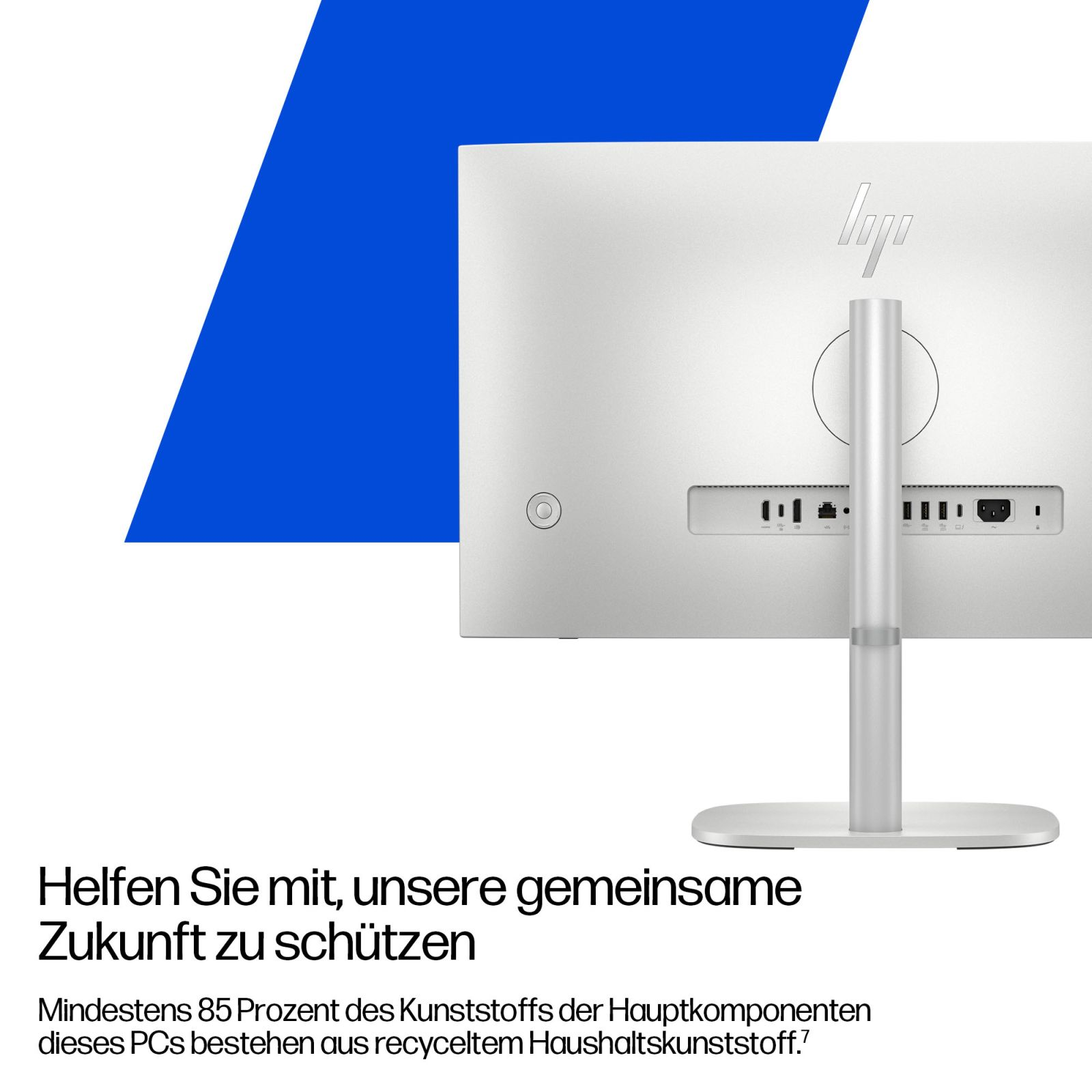 Tył białego komputera z srebrną podstawą, portami i logo HP.