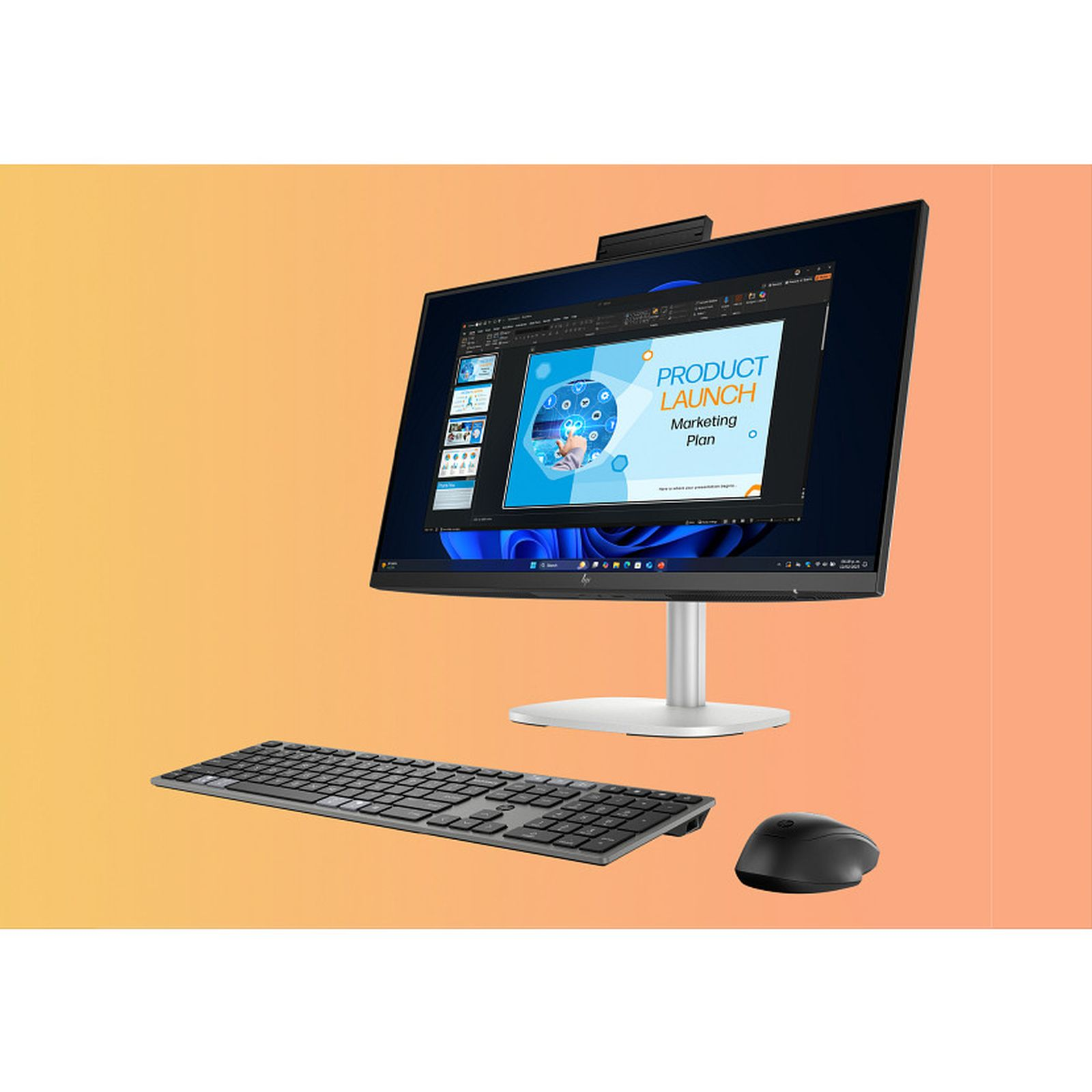 Un computer desktop moderno con un monitor elegante che mostra una presentazione di lancio del prodotto, tastiera e mouse.