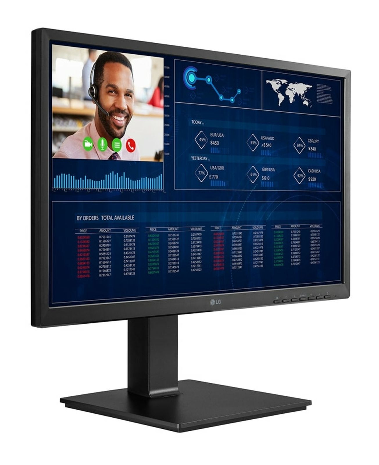 Uomo con auricolare sorride alla fotocamera mentre dati finanziari vengono visualizzati sul monitor.