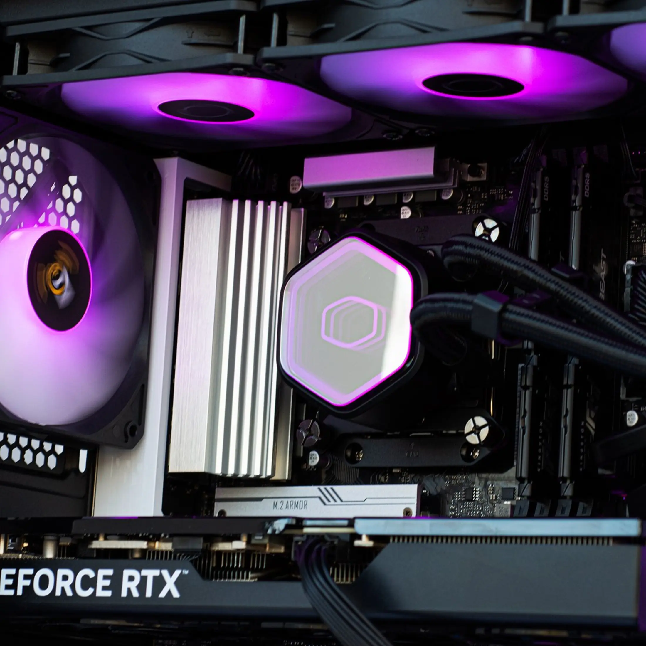 Binnenkant computerkast met gloeiende paarse ventilatoren, GPU en CPU-koeler.