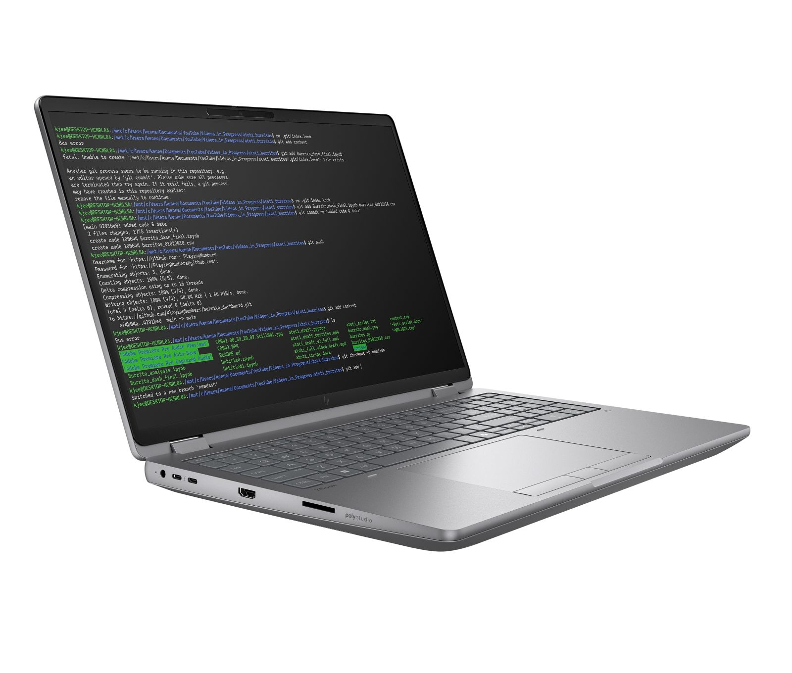 Laptop z otwartym oknem terminala wyświetlającym kod.
