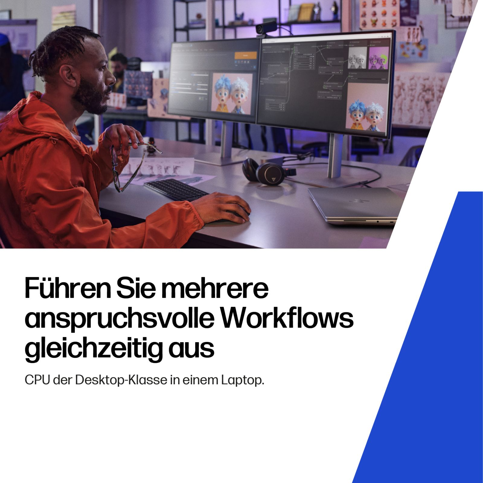 Mężczyzna w pomarańczowej kurtce przy biurku z dwoma monitorami i laptopem.