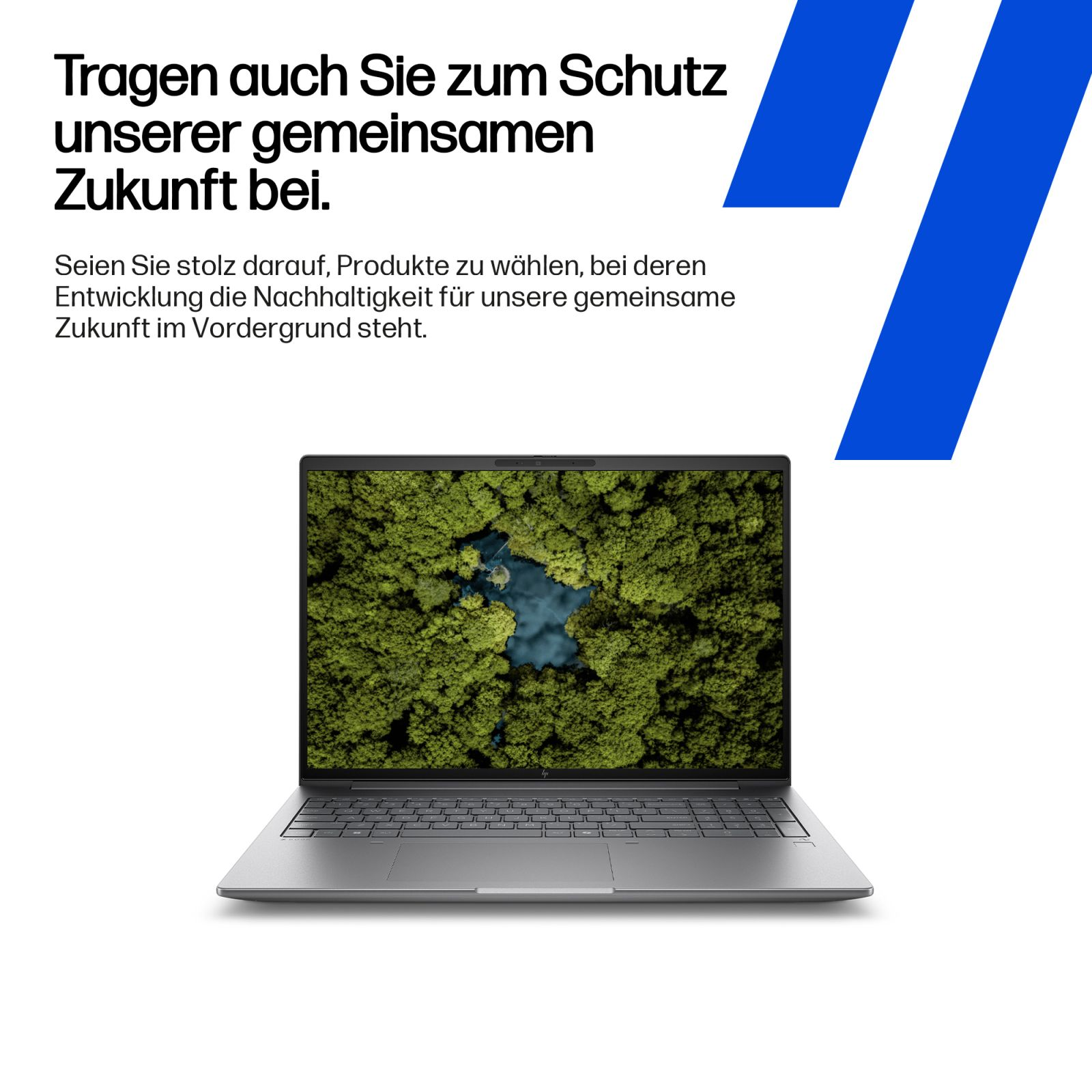 Laptop wyświetla las z rzeką. Niemiecki tekst o zrównoważonym rozwoju.