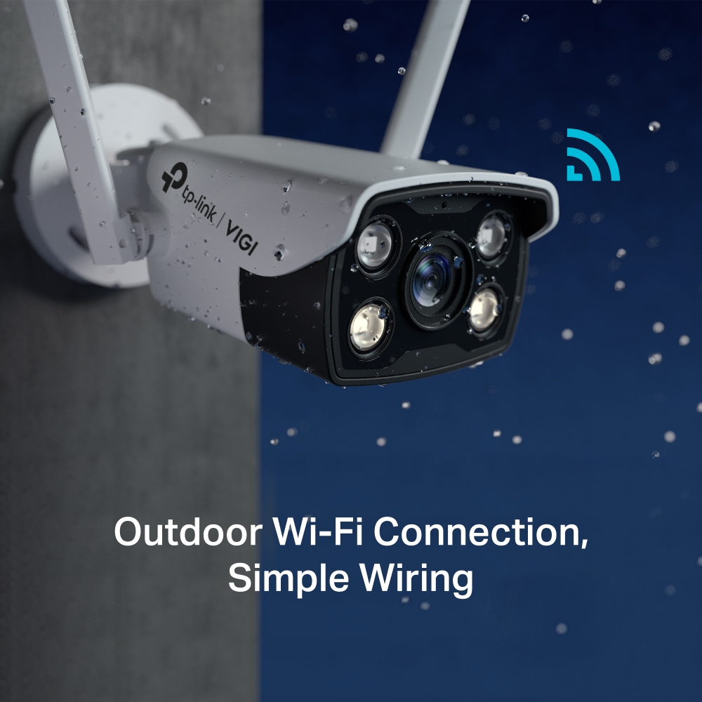 Witte buiten-wifi-camera met IR-leds, aan een muur gemonteerd. Waterdruppels op de lens.