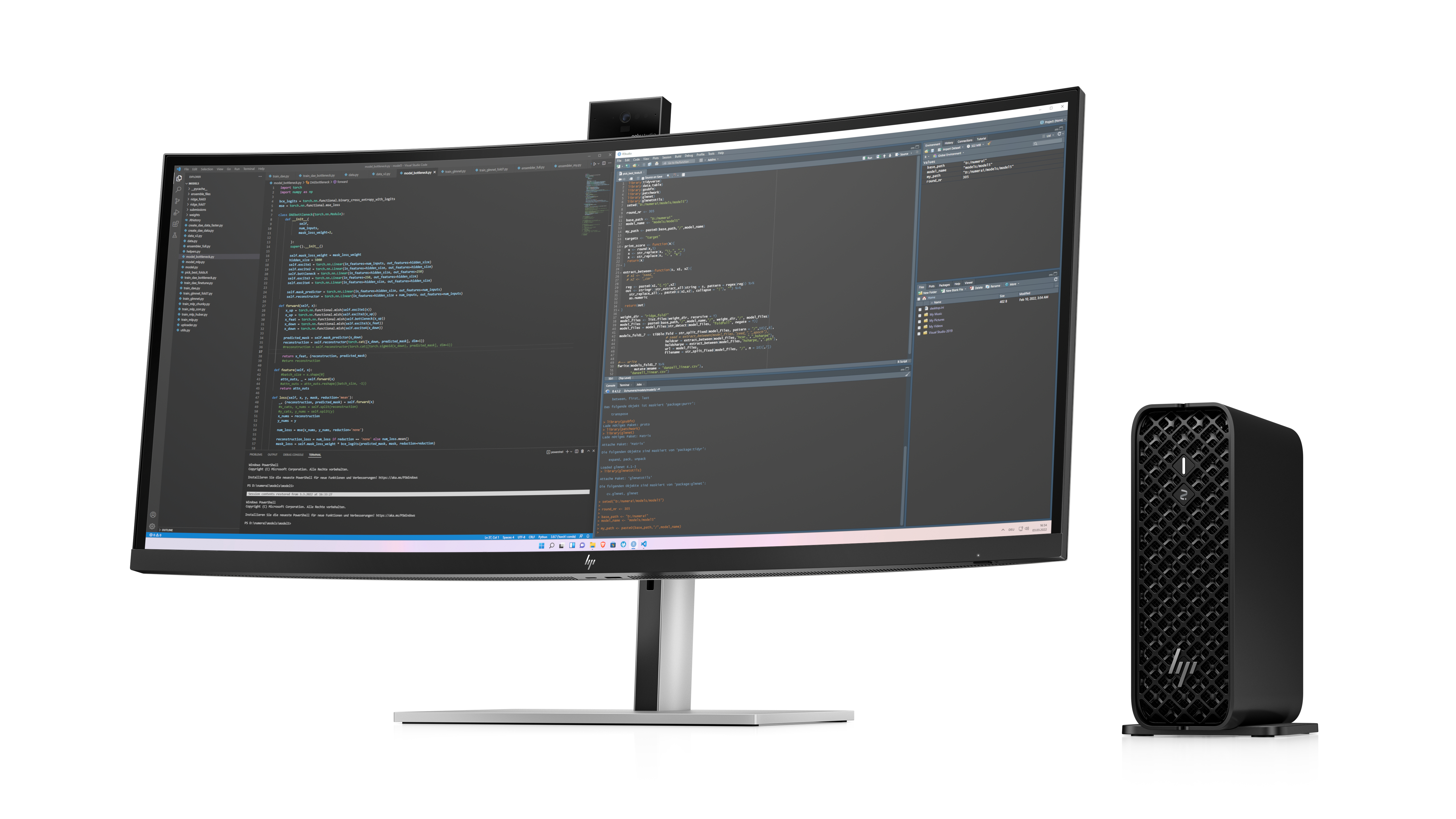 Ein gebogener Monitor zeigt Programmcode. Rechts daneben steht ein schwarzer Mini-PC.