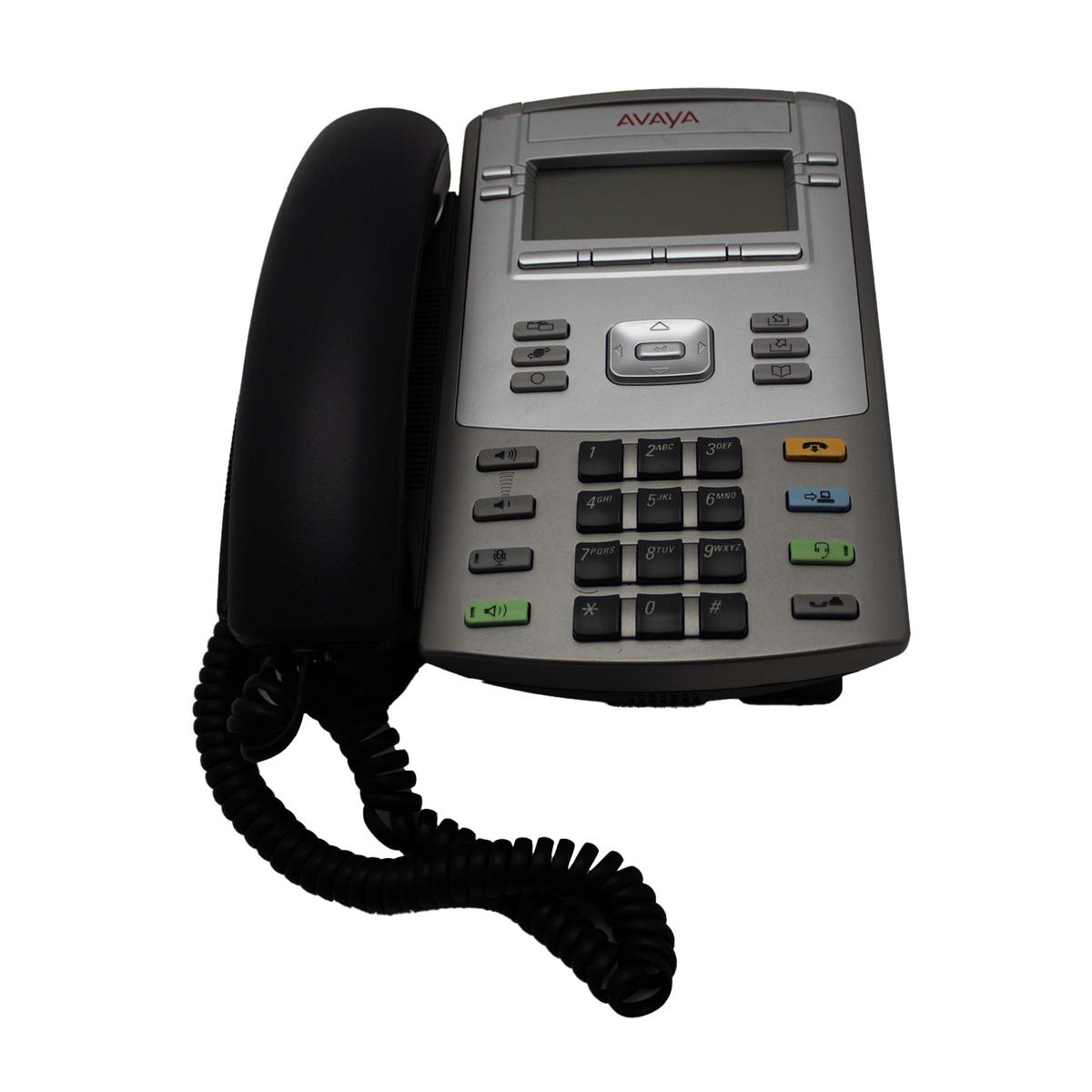 Un telefono da scrivania Avaya argentato con ricevitore nero e cavo a spirale su sfondo bianco.
