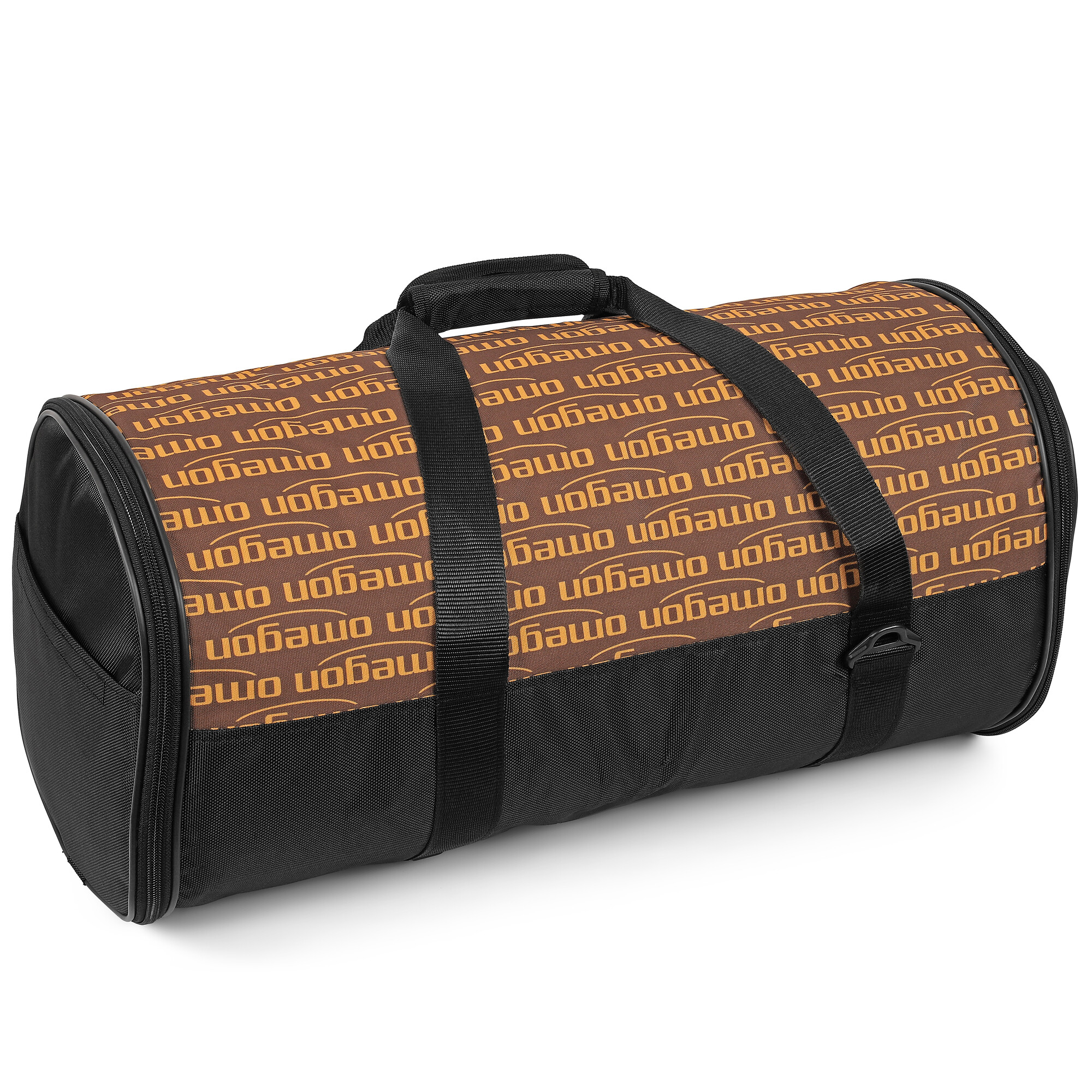 Eine braune Reisetasche mit schwarzen Akzenten und einem sich wiederholenden orangefarbenen Logomuster.