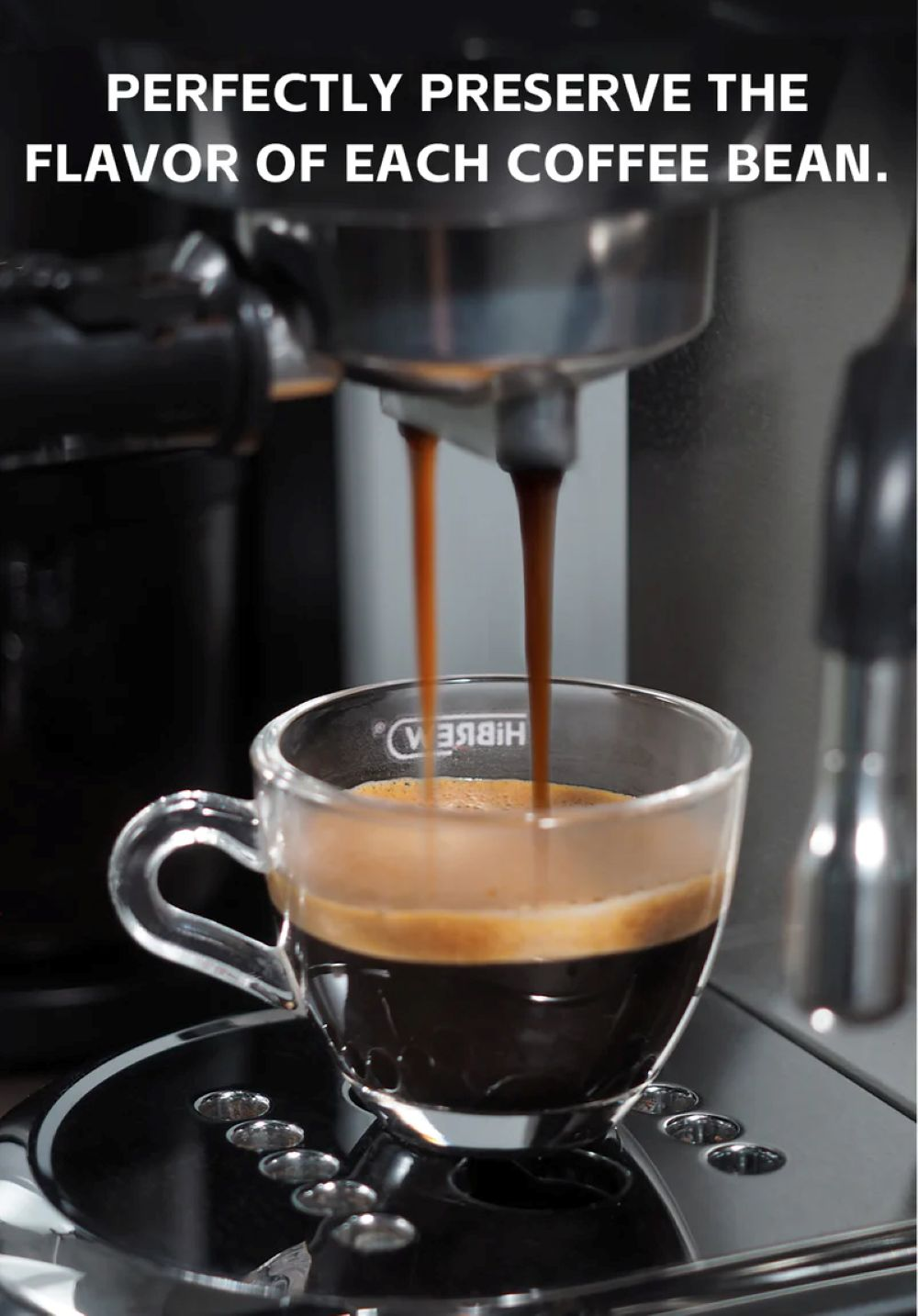 El espresso fluye de una máquina a una taza de cristal.