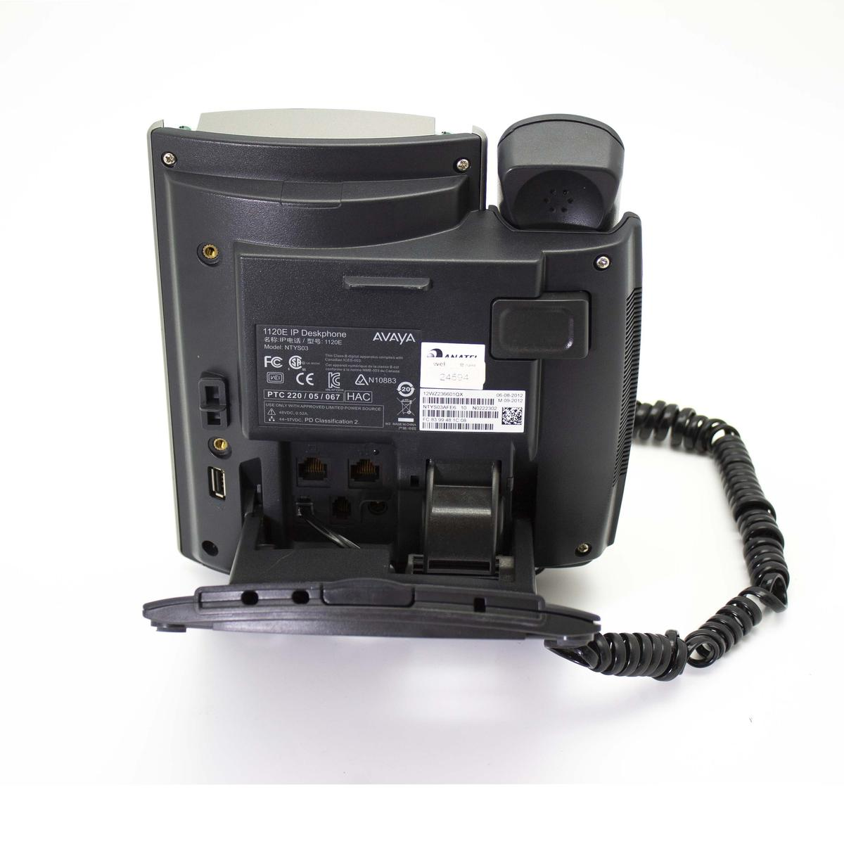 Vista posteriore di un telefono da scrivania IP Avaya 1120E nero con porte ed etichette.