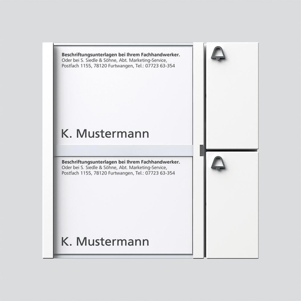 Due cassette postali bianche con targhette e campanelli. Nome: K. Mustermann.