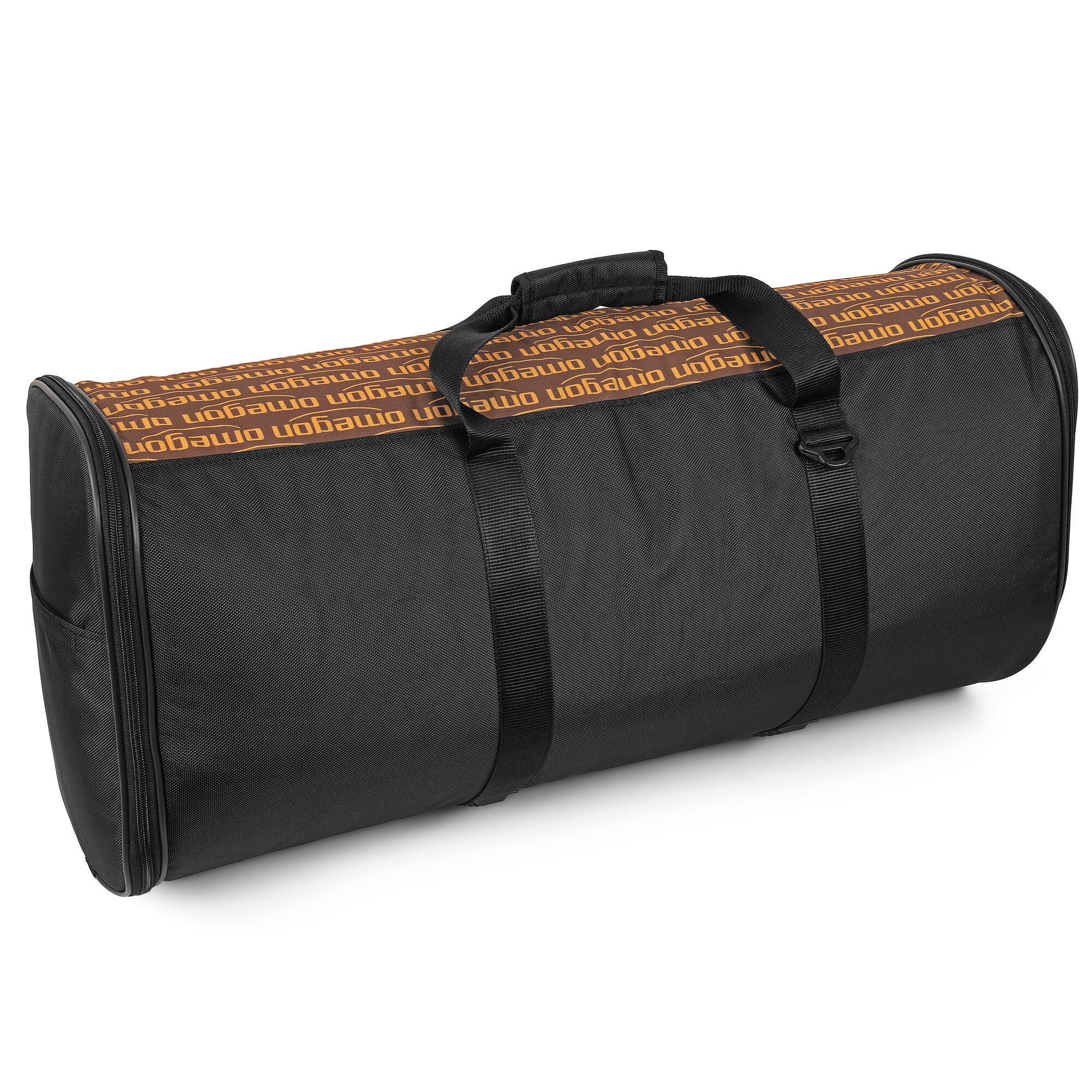 Eine schwarze Reisetasche mit einem sich wiederholenden braun-goldenen 'omegon'-Muster oben.