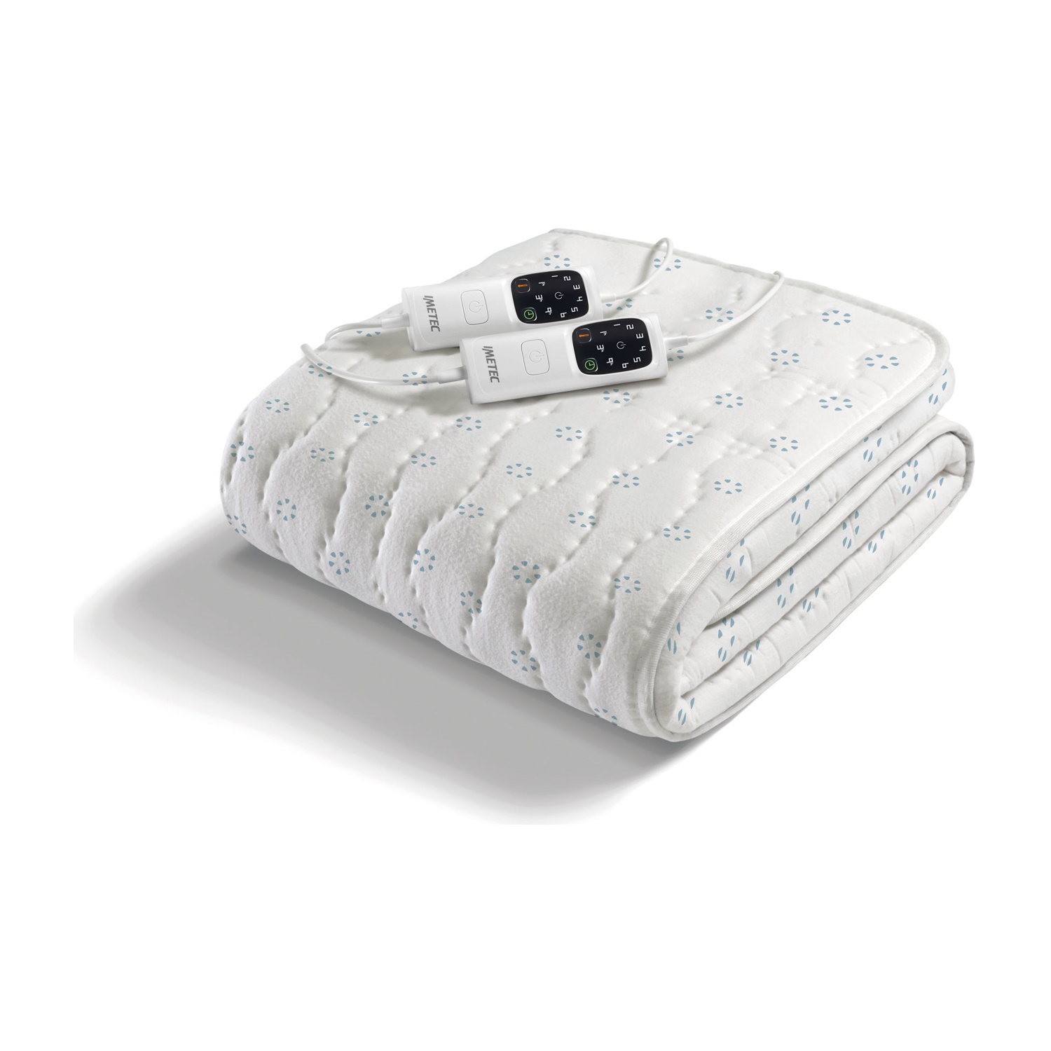 Una coperta elettrica bianca piegata con motivi blu e due telecomandi bianchi.