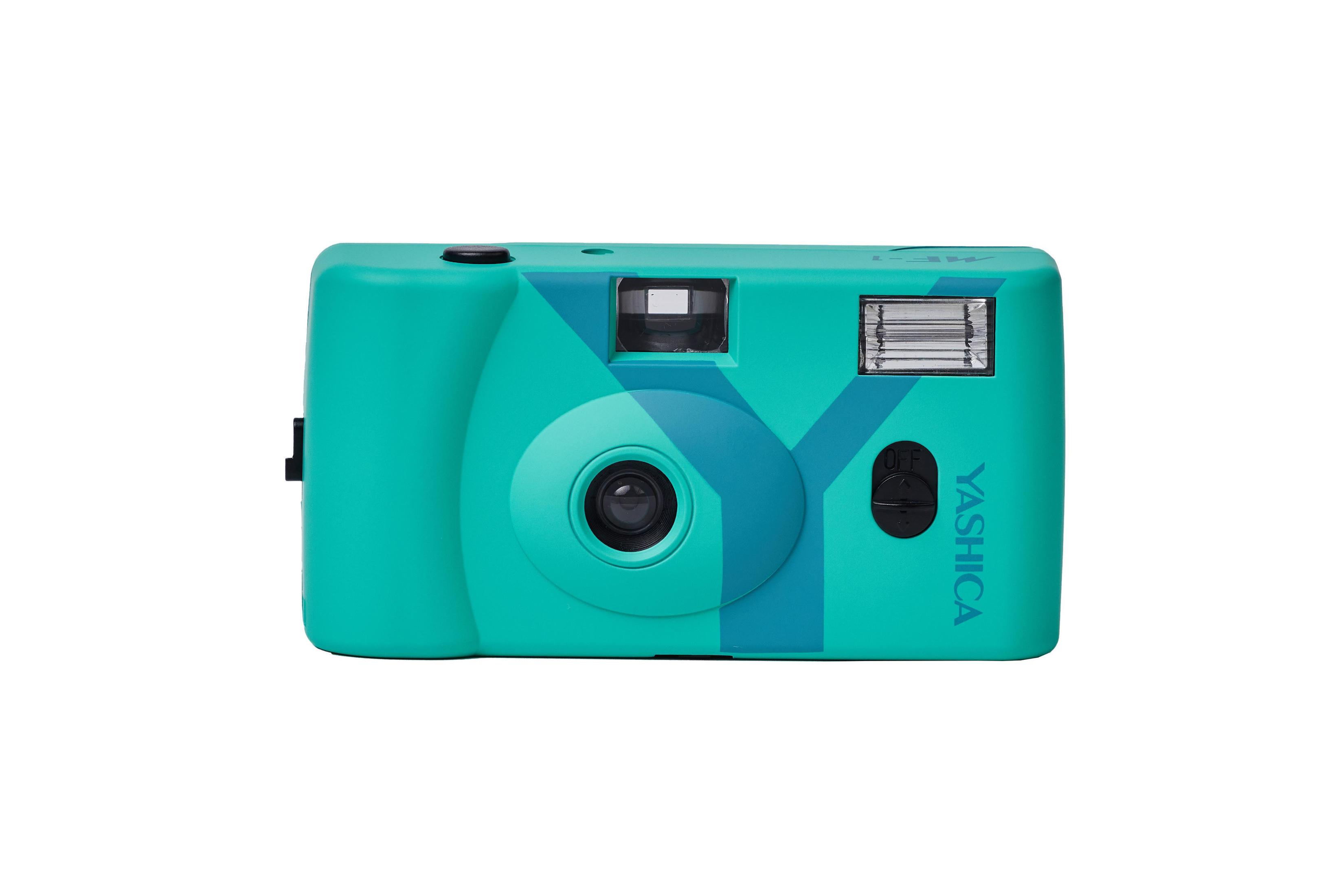 Fotocamera Yashica MF-1 turchese e blu con obiettivo, mirino e flash su sfondo bianco.