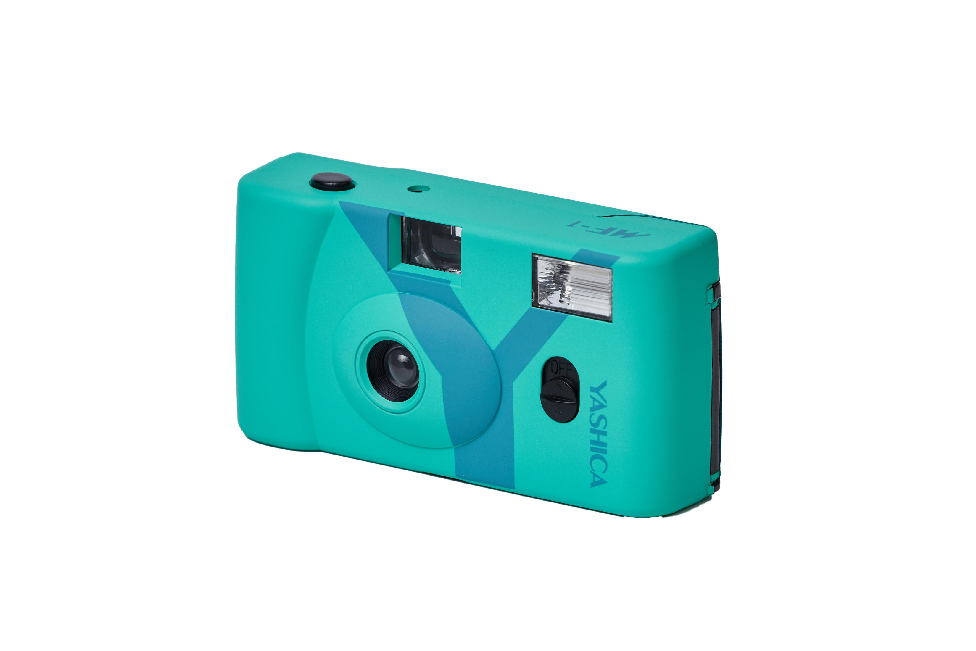 Una fotocamera Yashica MF-1 turchese con logo Y blu e flash è mostrata su sfondo bianco.