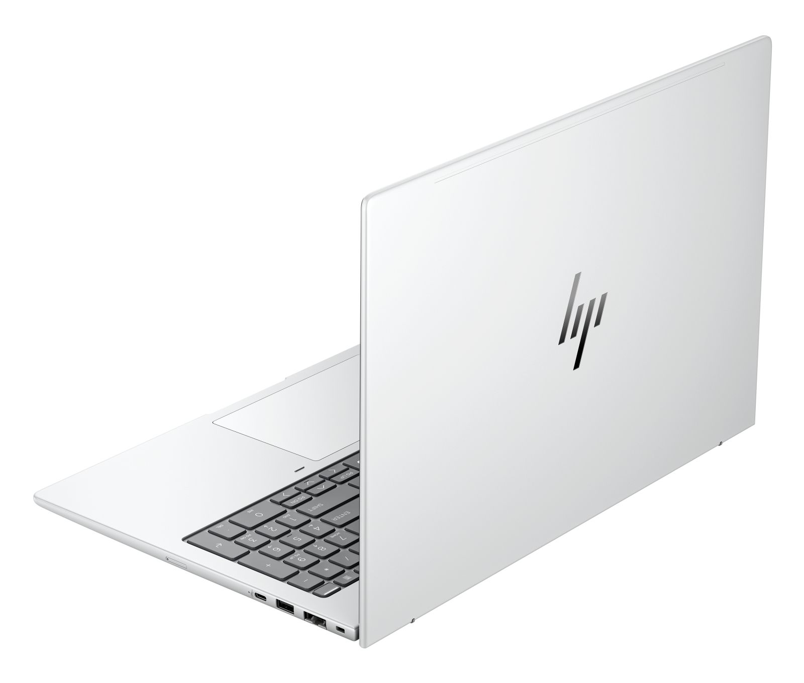Biały laptop HP jest pokazany z podwyższonego bocznego kąta, z widoczną klawiaturą i logo HP.