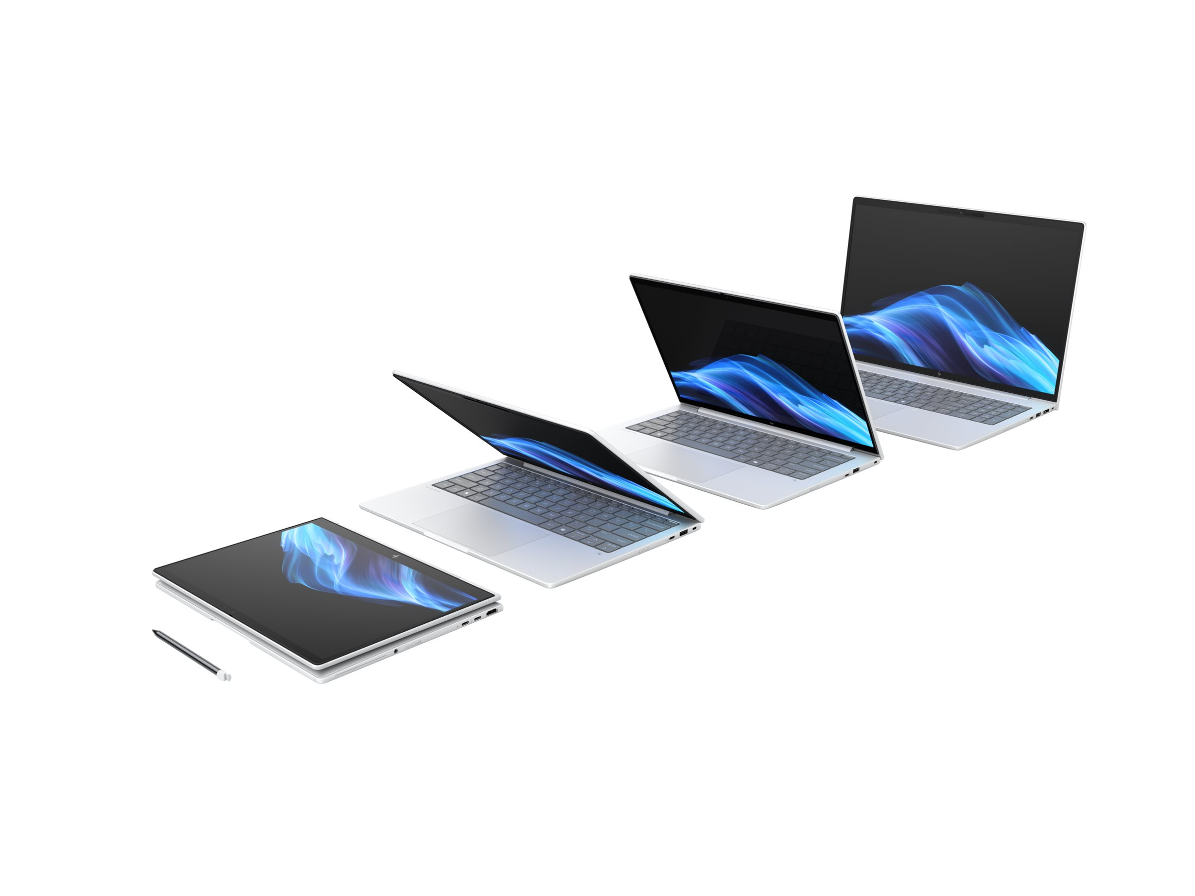 Vier Laptops in verschiedenen geöffneten Positionen und ein Stift auf weißem Hintergrund.