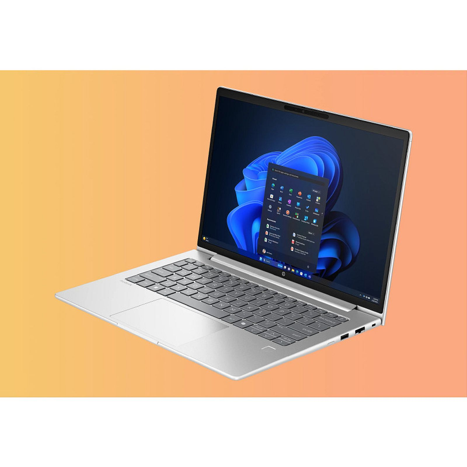 Un laptop HP argentato è aperto, mostra Windows 11 su sfondo scuro.