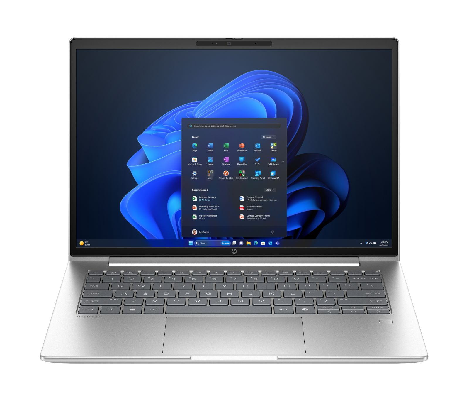 Un laptop argentato che mostra il menu Start di Windows 11 con elementi aperti.