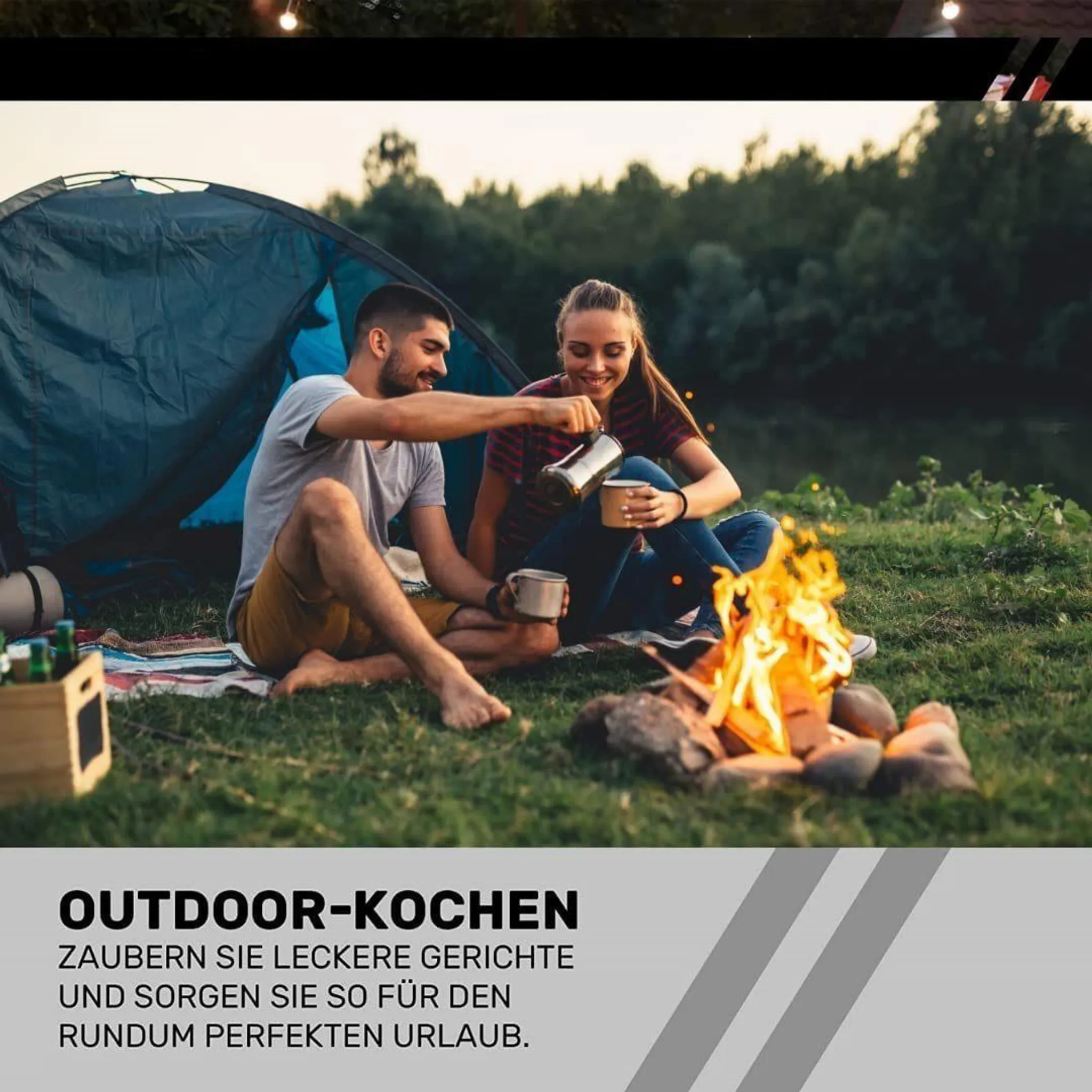 Paar gießt Kaffee am Lagerfeuer neben Zelt. Outdoor-Kochen für perfekten Urlaub.
