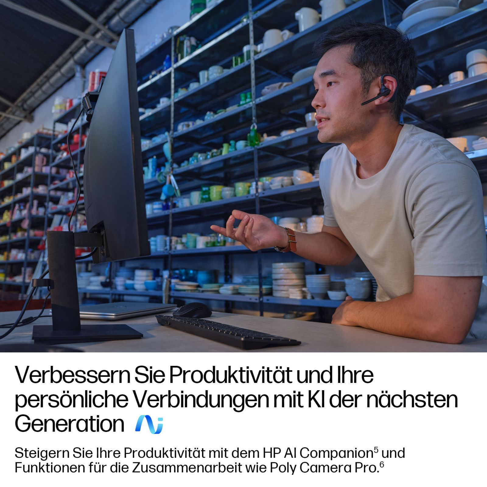 Uomo con auricolare vicino al computer in magazzino con scaffali di ceramica.