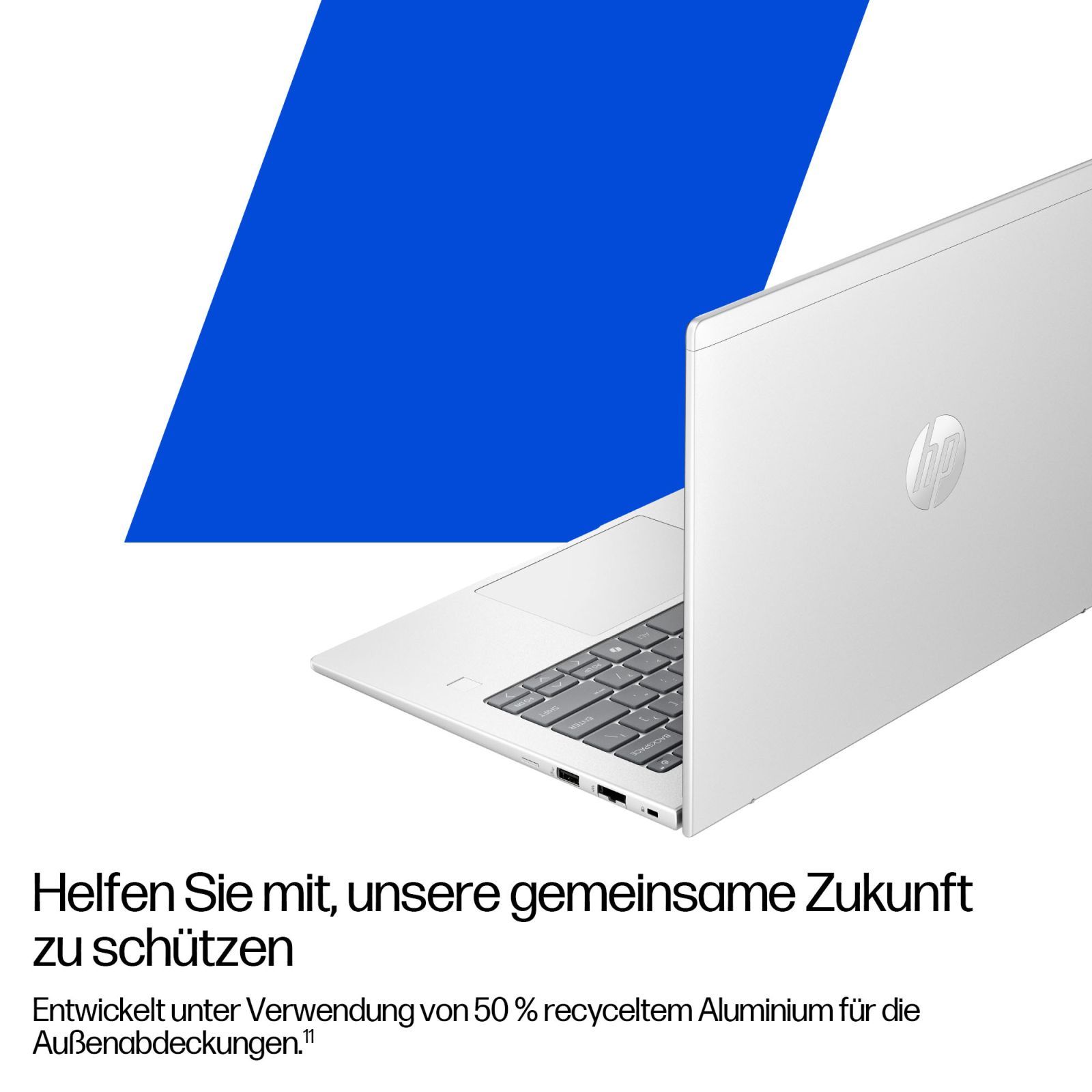 Laptop HP bianco con sfondo astratto blu e bianco. Testo in tedesco.