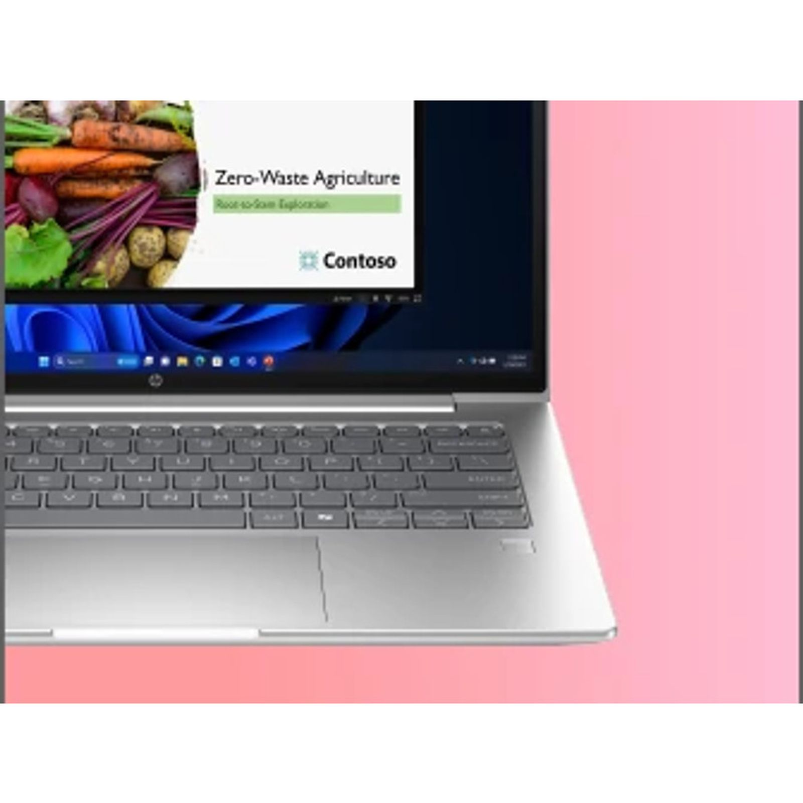 Laptop zeigt Präsentation 'Zero-Waste Agriculture' mit Gemüse und Contoso-Logo.