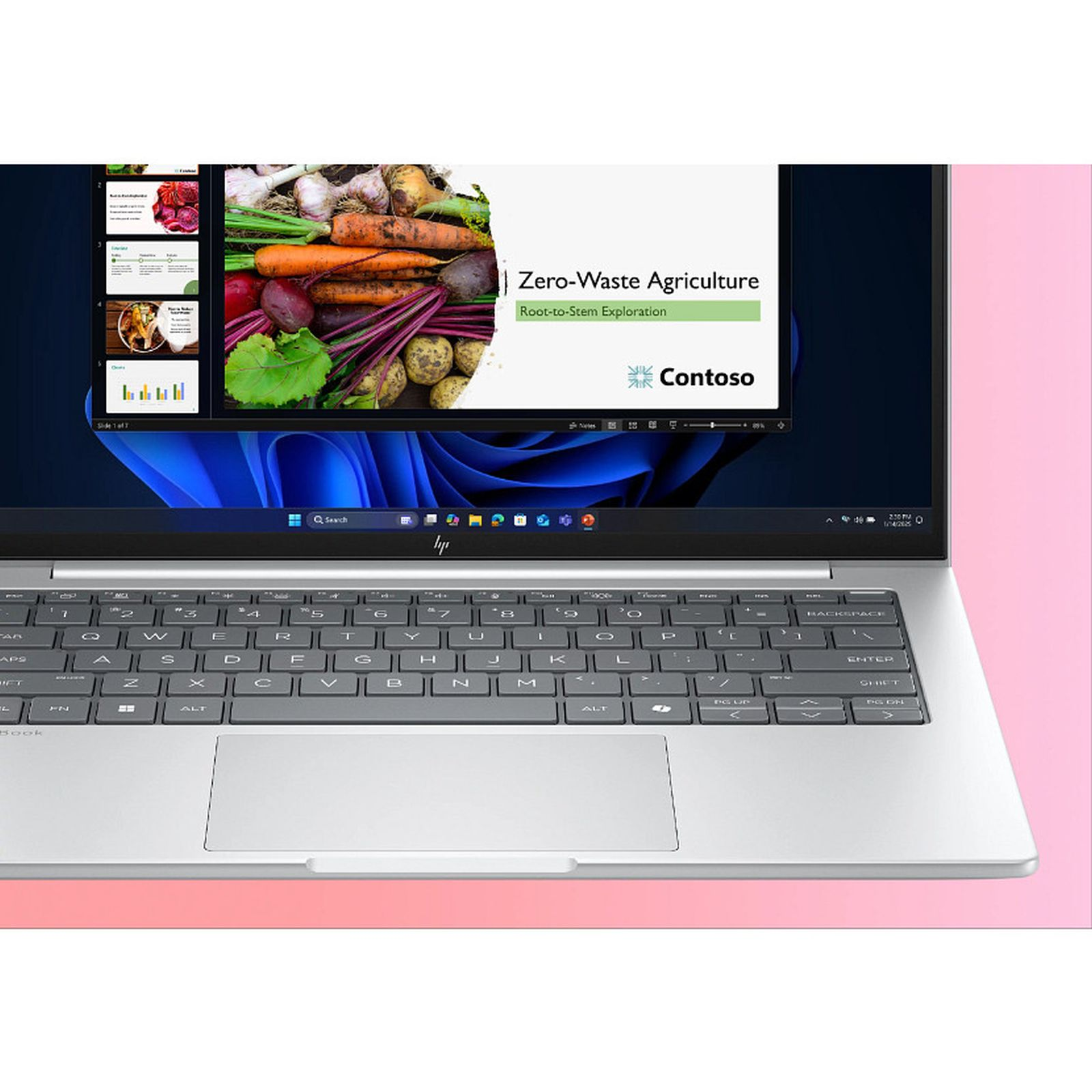 Laptop wyświetla prezentację o "Rolnictwie Zero Odpadów" z warzywami.