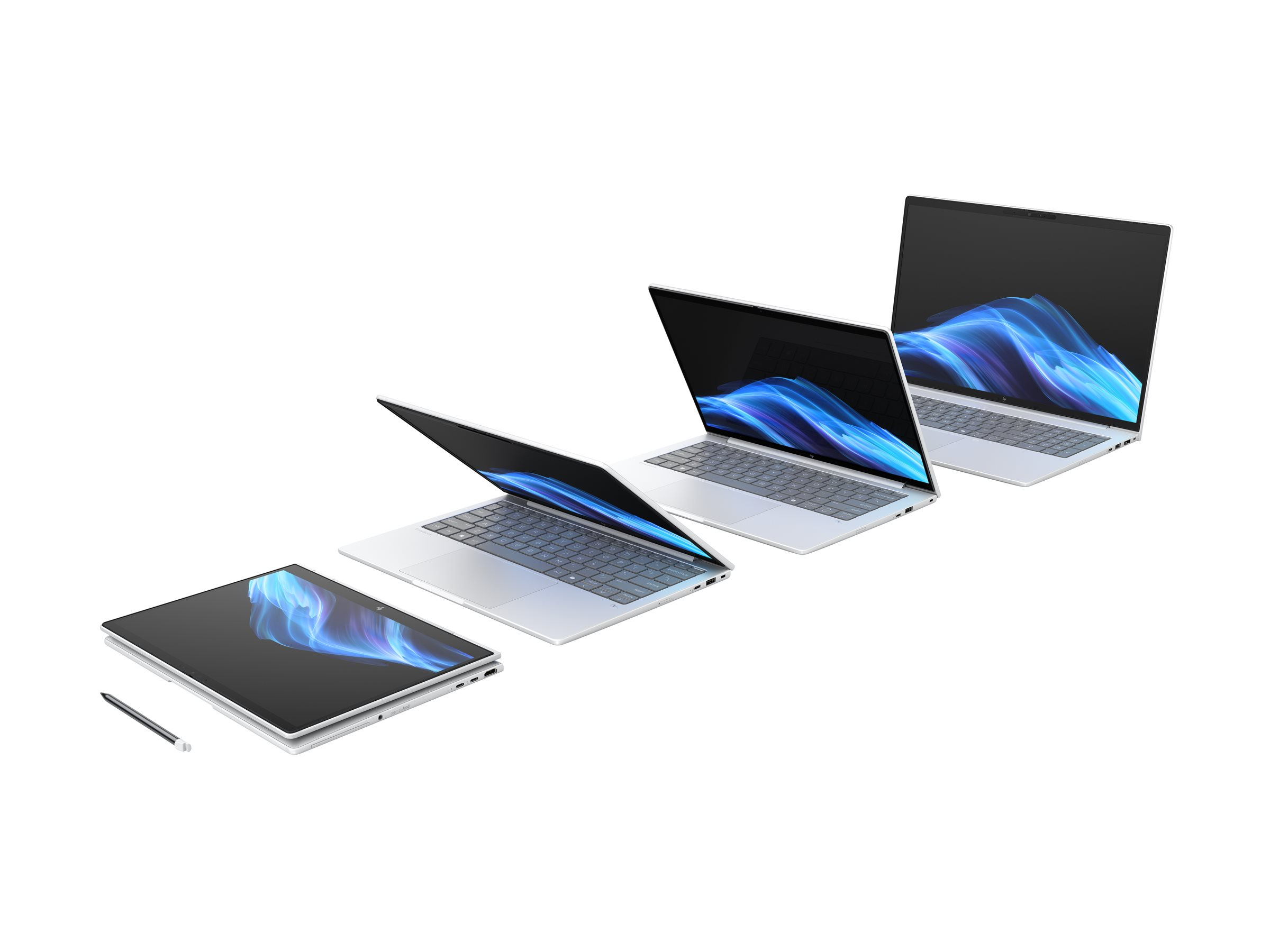 Quattro laptop argentati e uno stilo sono disposti diagonalmente su sfondo bianco.