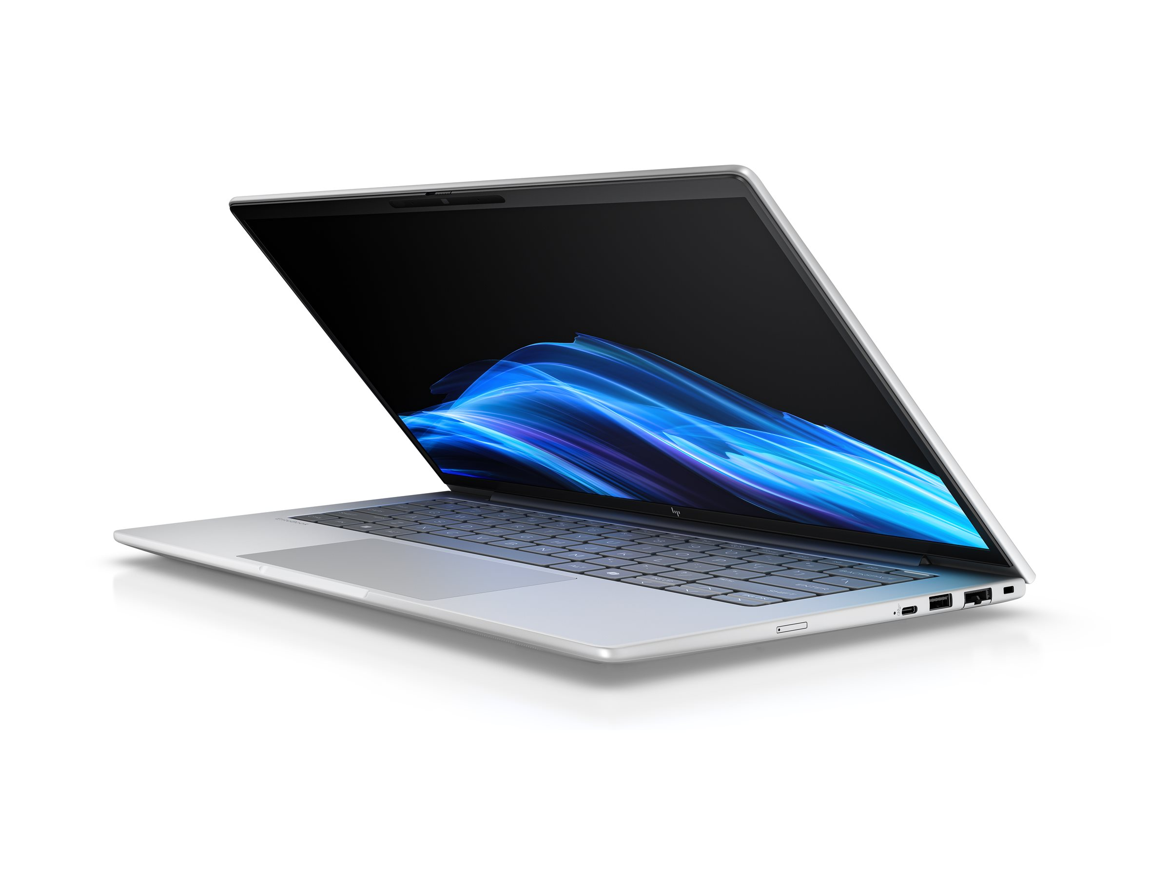 Un laptop argento è aperto, mostra uno sfondo astratto blu vibrante sullo schermo.
