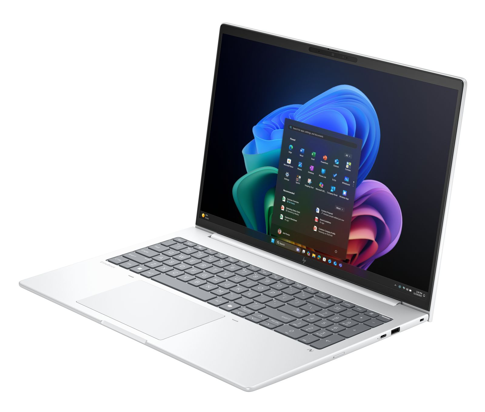 Laptop argentato con menu Start di Windows 11 aperto, che mostra app e notifiche.