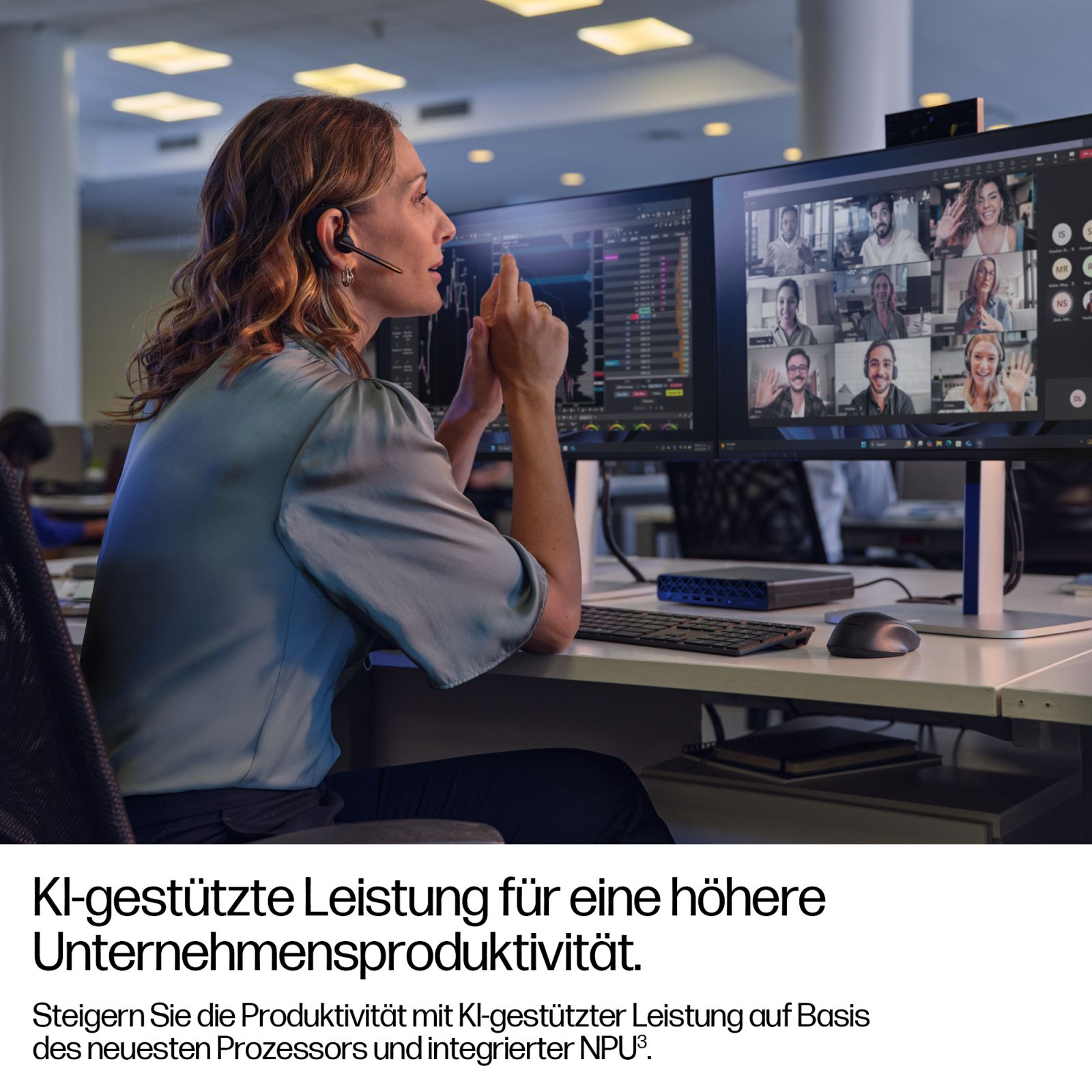 Frau mit Headset im Büro, in einem Videoanruf mit mehreren Personen auf dem Bildschirm.