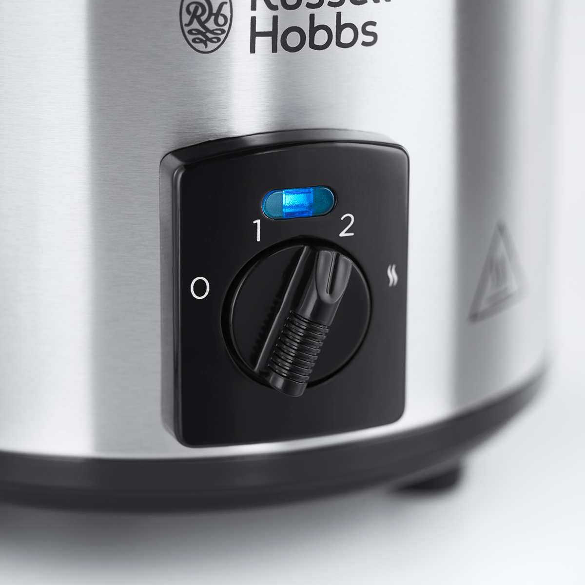 Primo piano di una slow cooker Russell Hobbs con quadrante nero e spia blu.