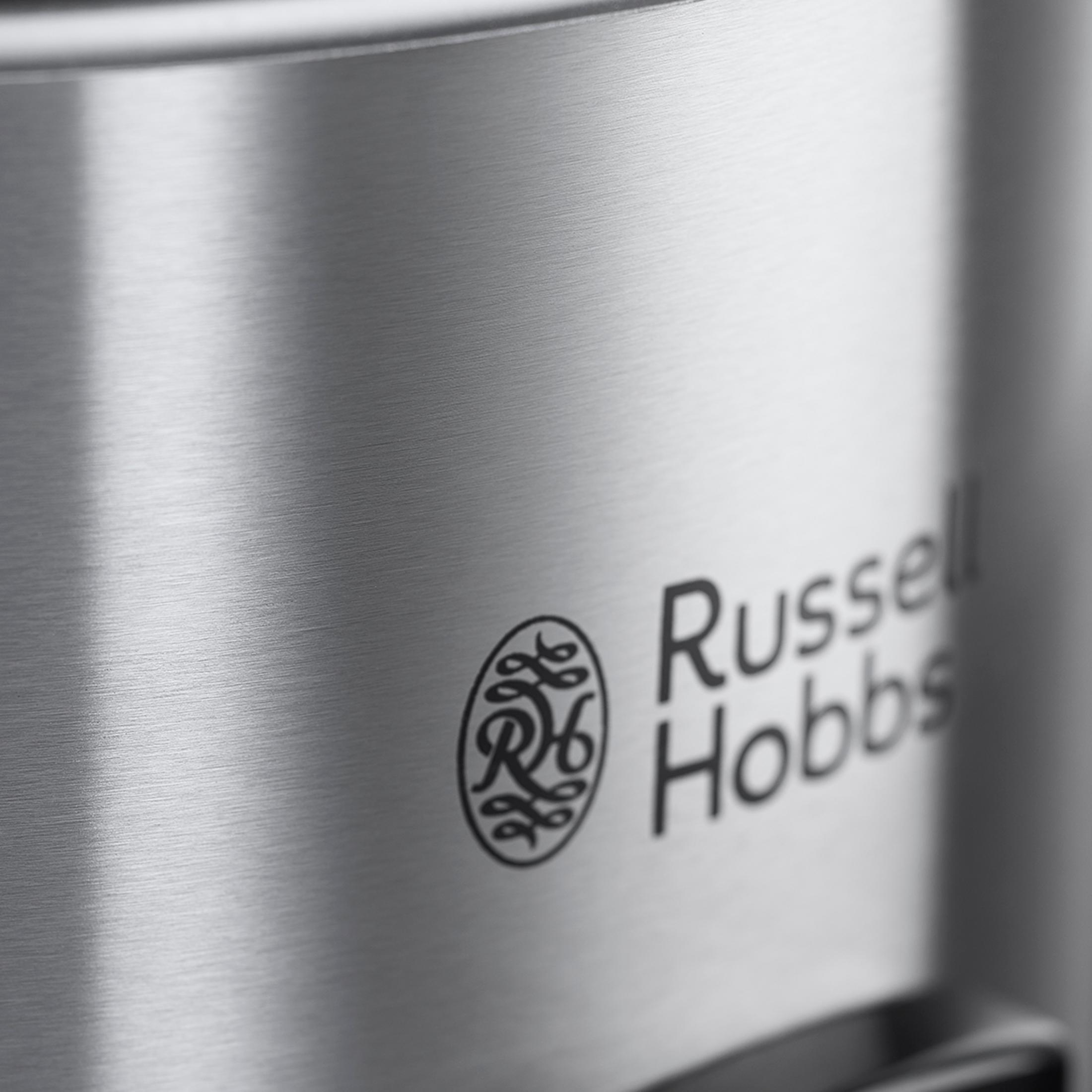 Primo piano di una superficie in metallo spazzolato con il logo Russell Hobbs.